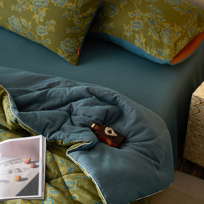 91家纺网 家纺一手货源 找家纺 春皖家纺 2026新款全棉双层提花夏被四件套 卡拉舞曲