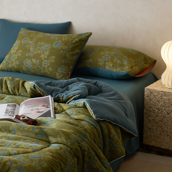 91家纺网 家纺一手货源 找家纺 春皖家纺 2026新款全棉双层提花夏被四件套 卡拉舞曲