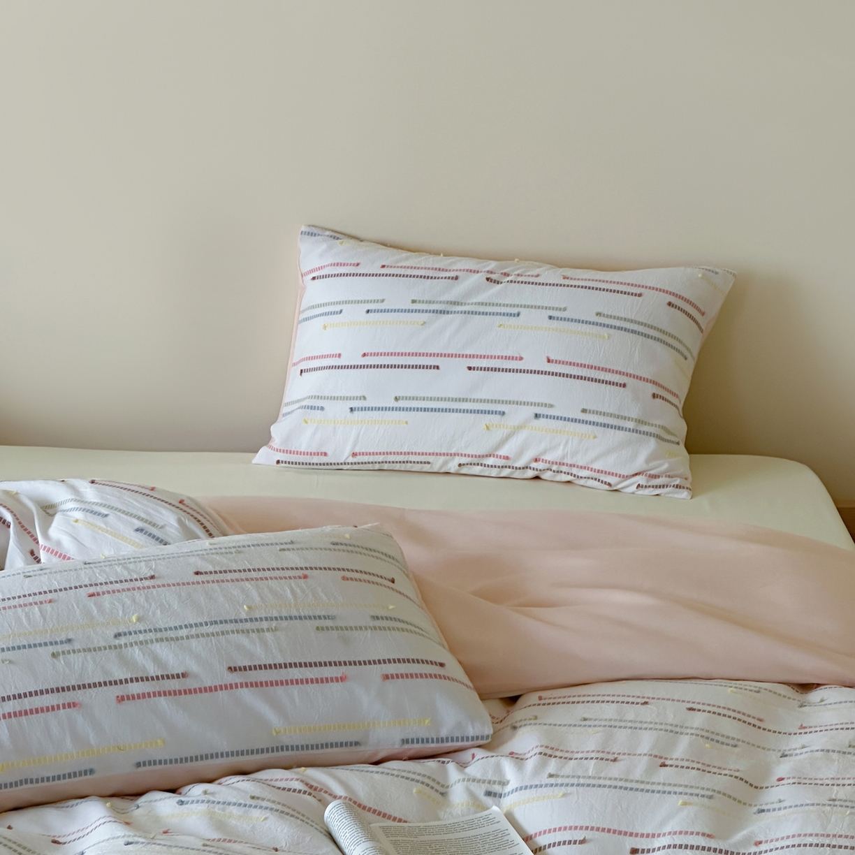 91家纺网 家纺一手货源 找家纺 例外 2026新款全棉剪花提花四件套-花漾系列 【专版花型    严格控价   小号卷后不得低于225      标准 280    加大 290】 花漾粉-奶黄底