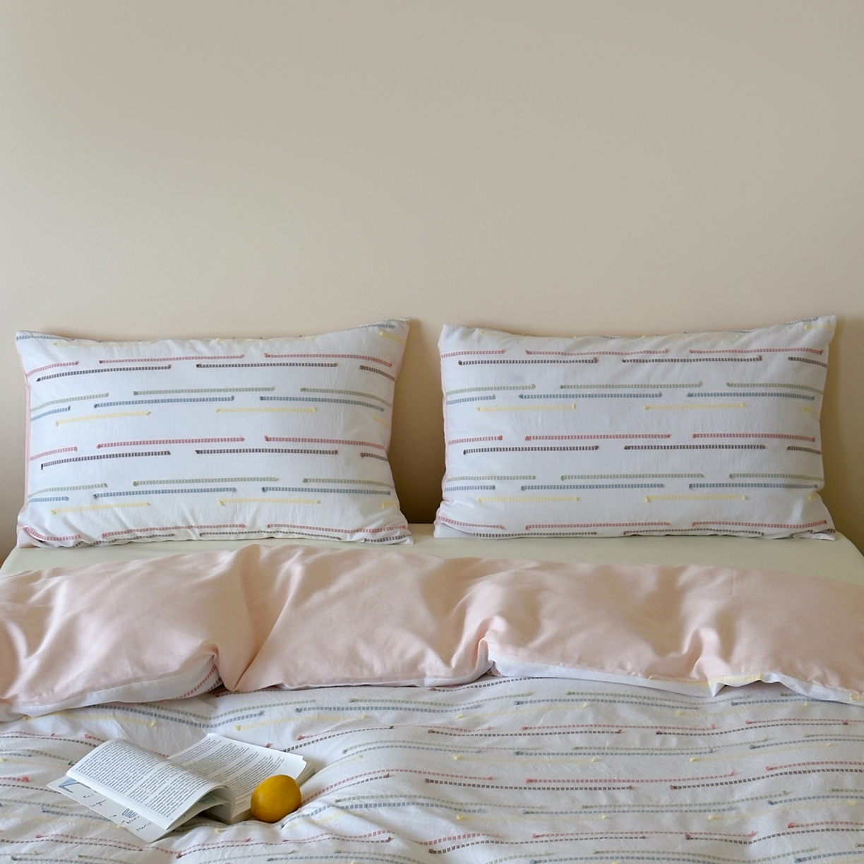 91家纺网 家纺一手货源 找家纺 例外 2026新款全棉剪花提花四件套-花漾系列 【专版花型    严格控价   小号卷后不得低于225      标准 280    加大 290】 花漾粉-奶黄底