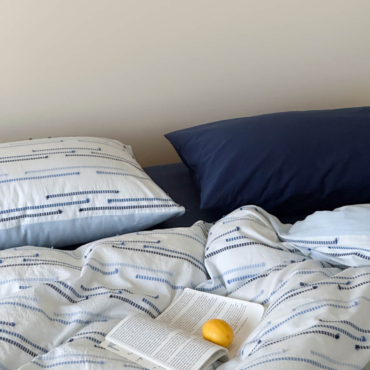 91家纺网 家纺一手货源 找家纺 例外 2026新款全棉剪花提花四件套-花漾系列 【专版花型    严格控价   小号卷后不得低于225      标准 280    加大 290】 花漾蓝-藏蓝底