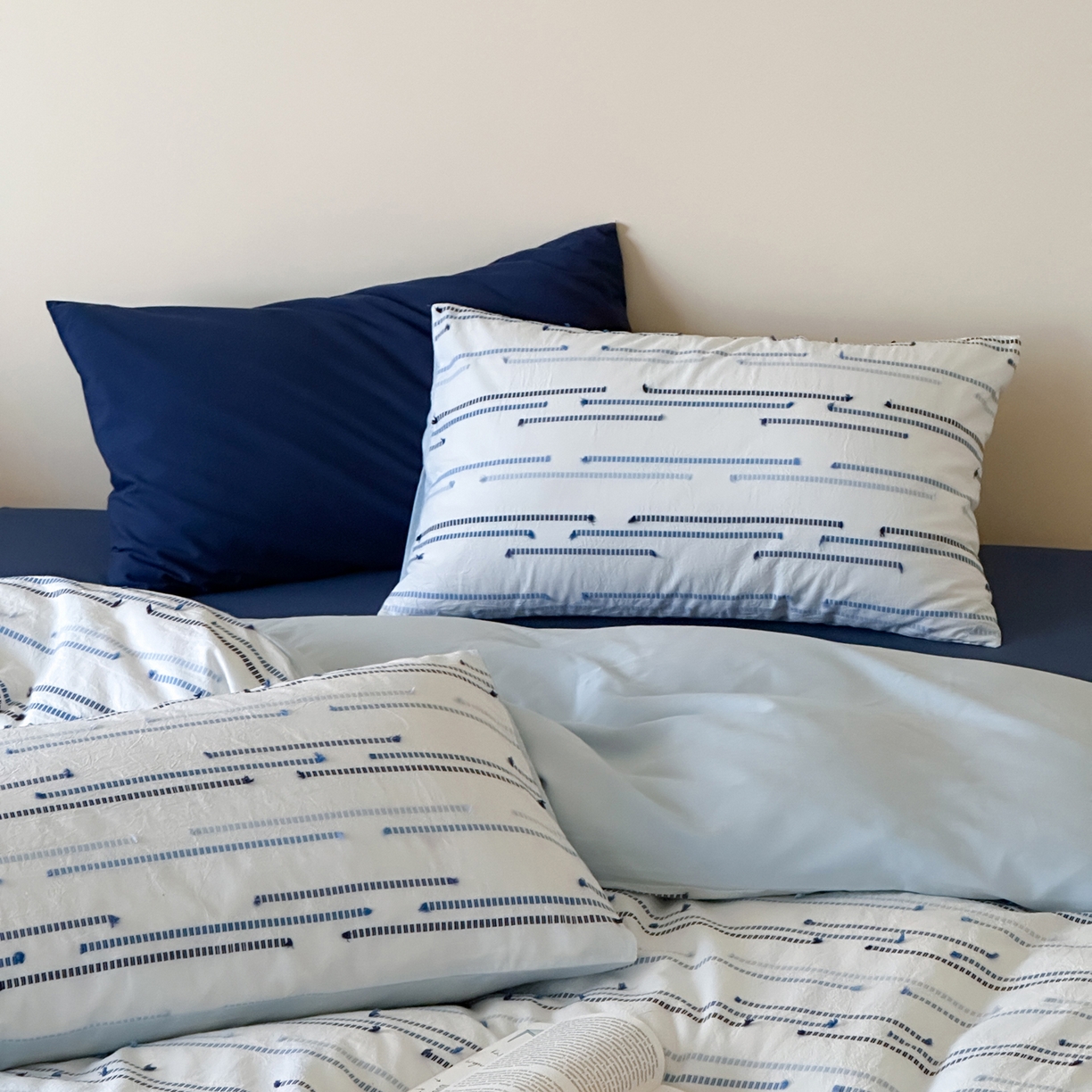 91家纺网 家纺一手货源 找家纺 例外 2026新款全棉剪花提花四件套-花漾系列 【专版花型    严格控价   小号卷后不得低于225      标准 280    加大 290】 花漾蓝-藏蓝底