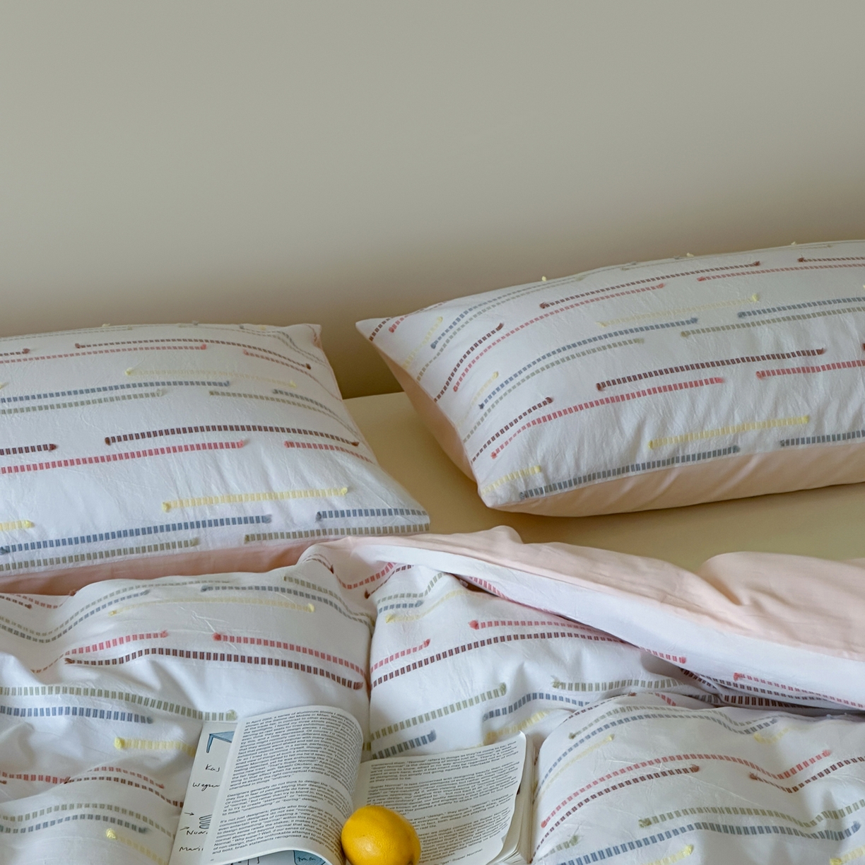 91家纺网 家纺一手货源 找家纺 例外 2026新款全棉剪花提花四件套-花漾系列 【专版花型    严格控价   小号卷后不得低于225      标准 280    加大 290】 花漾粉-奶黄底