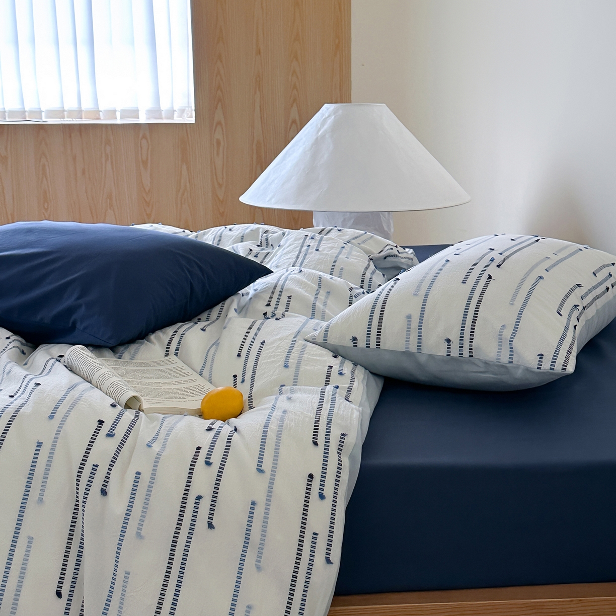 91家纺网 家纺一手货源 找家纺 例外 2026新款全棉剪花提花四件套-花漾系列 【专版花型    严格控价   小号卷后不得低于225      标准 280    加大 290】 花漾蓝-藏蓝底