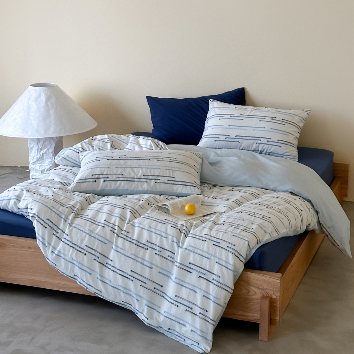 91家纺网 家纺一手货源 找家纺 例外 2026新款全棉剪花提花四件套-花漾系列 【专版花型    严格控价   小号卷后不得低于225      标准 280    加大 290】 花漾蓝-藏蓝底