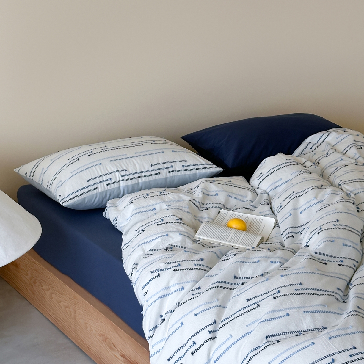 91家纺网 家纺一手货源 找家纺 例外 2026新款全棉剪花提花四件套-花漾系列 【专版花型    严格控价   小号卷后不得低于225      标准 280    加大 290】 花漾蓝-藏蓝底