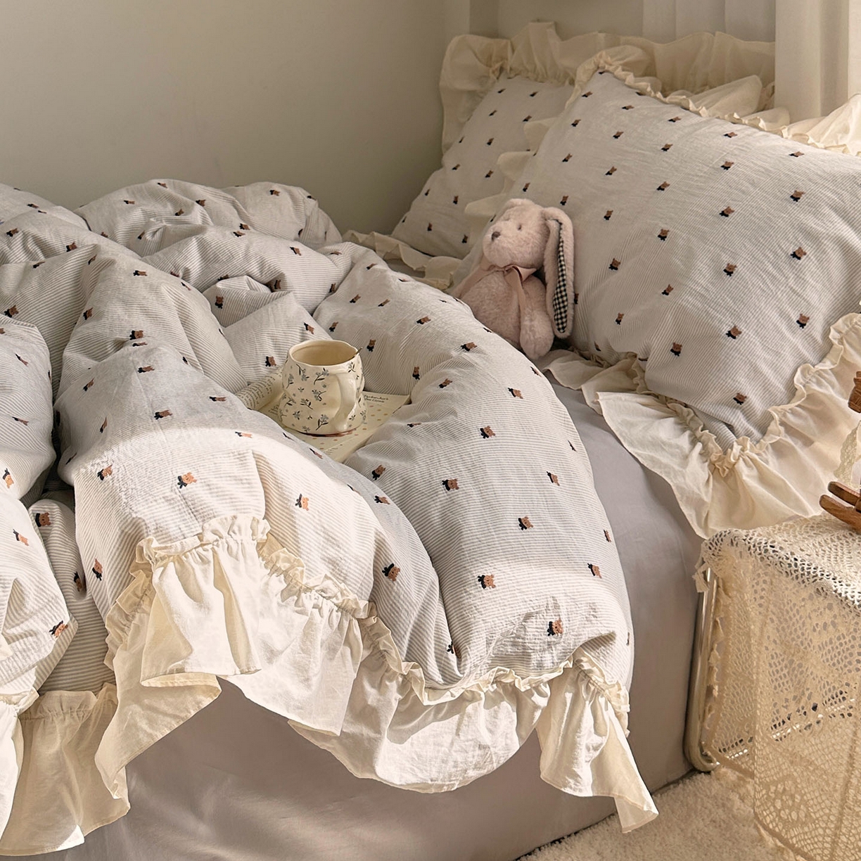 91家纺网 家纺一手货源 找家纺 艾咪-Amy ntmy 2026新款法式花边全棉色织小提花四件套 花边款-围巾熊