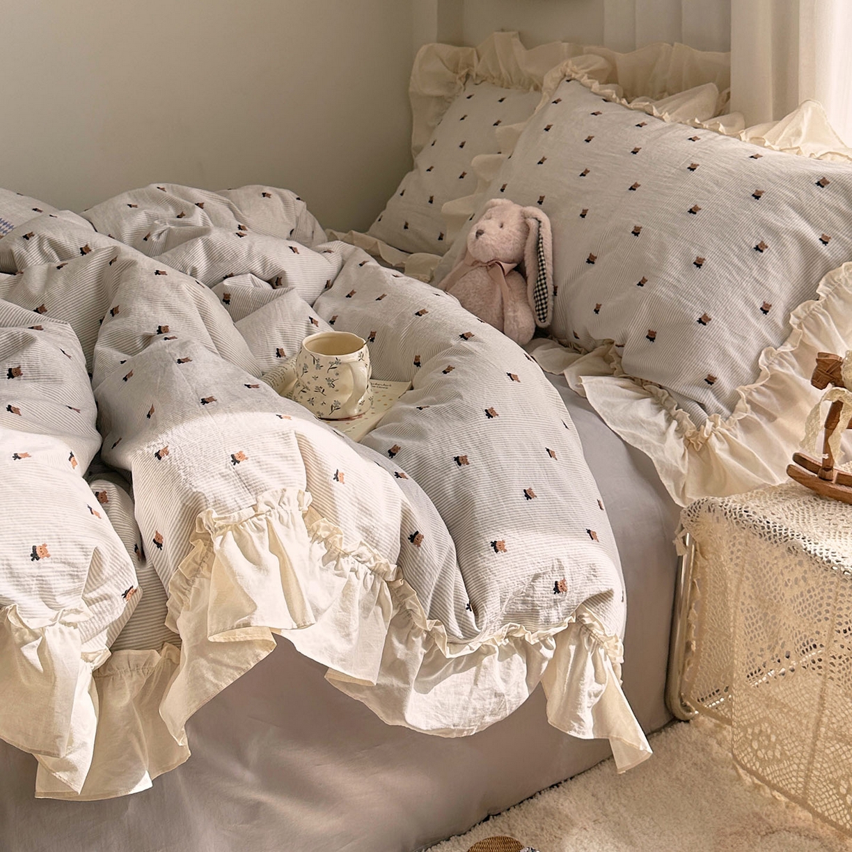 91家纺网 家纺一手货源 找家纺 艾咪-Amy ntmy 2026新款法式花边全棉色织小提花四件套 花边款-围巾熊