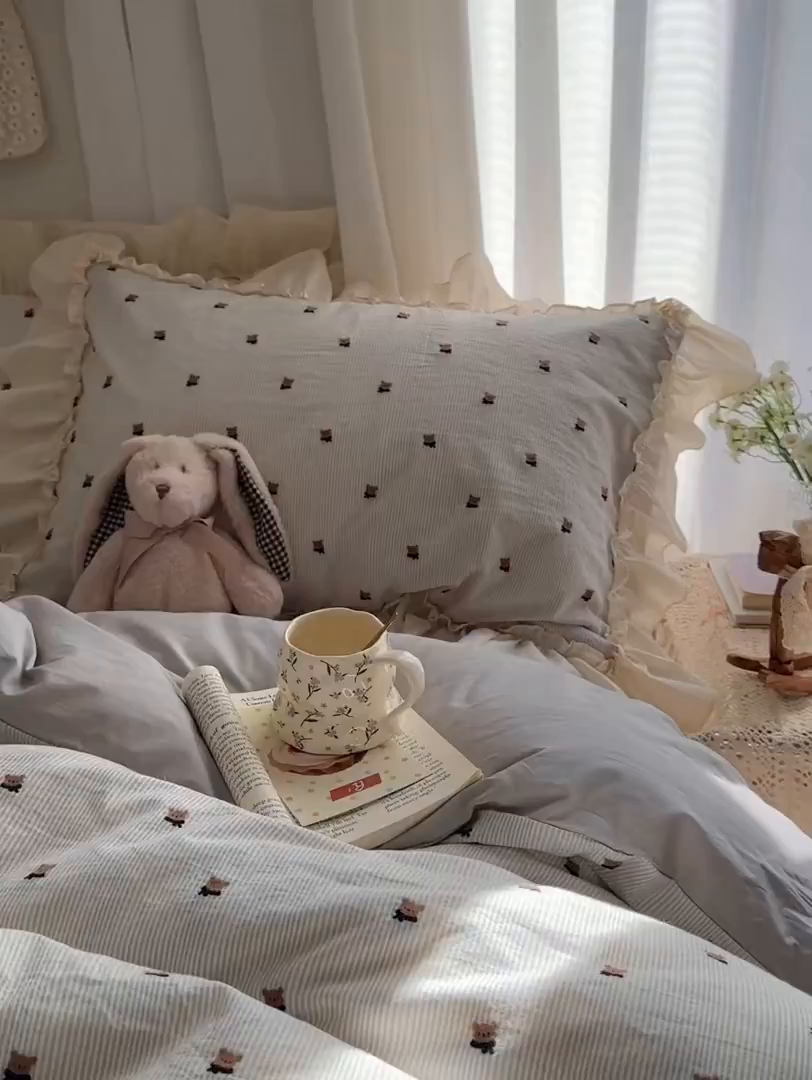 91家纺网 家纺一手货源 找家纺 艾咪-Amy ntmy 2026新款法式花边全棉色织小提花四件套 花边款-围巾熊