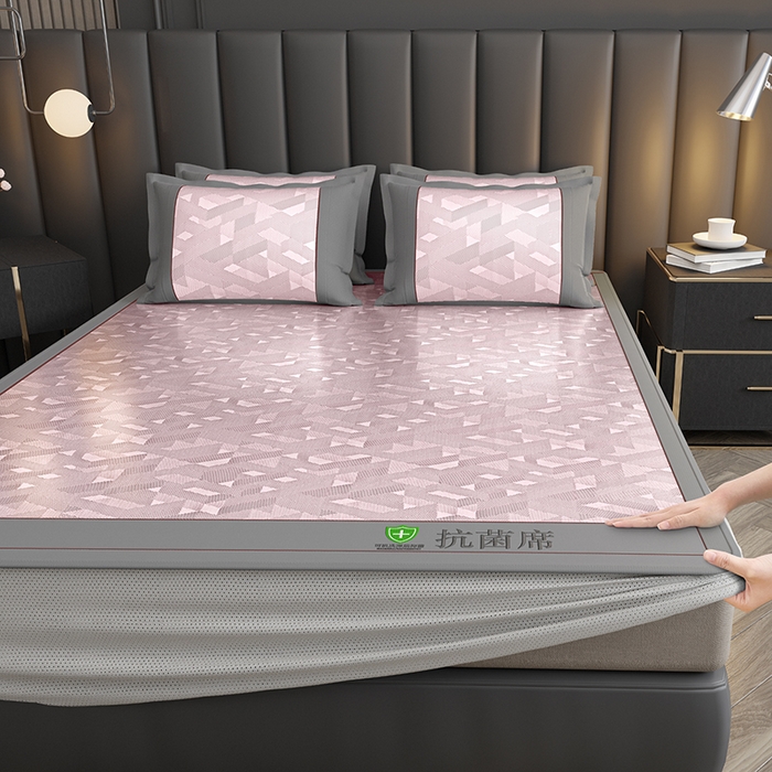 91家纺网 家纺一手货源 找家纺 小牛席业 2026新款A加厚款-可机洗抗菌提花冰丝席（床笠款） 抗菌席-魔幻方格-粉色