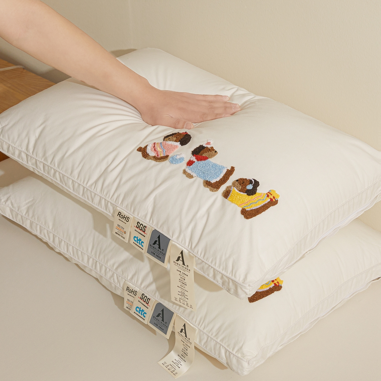 91家纺网 家纺一手货源 找家纺 （总）小桃姐家纺 2025新款全棉毛巾绣纯棉枕头枕芯卡通三只小狗枕头枕芯