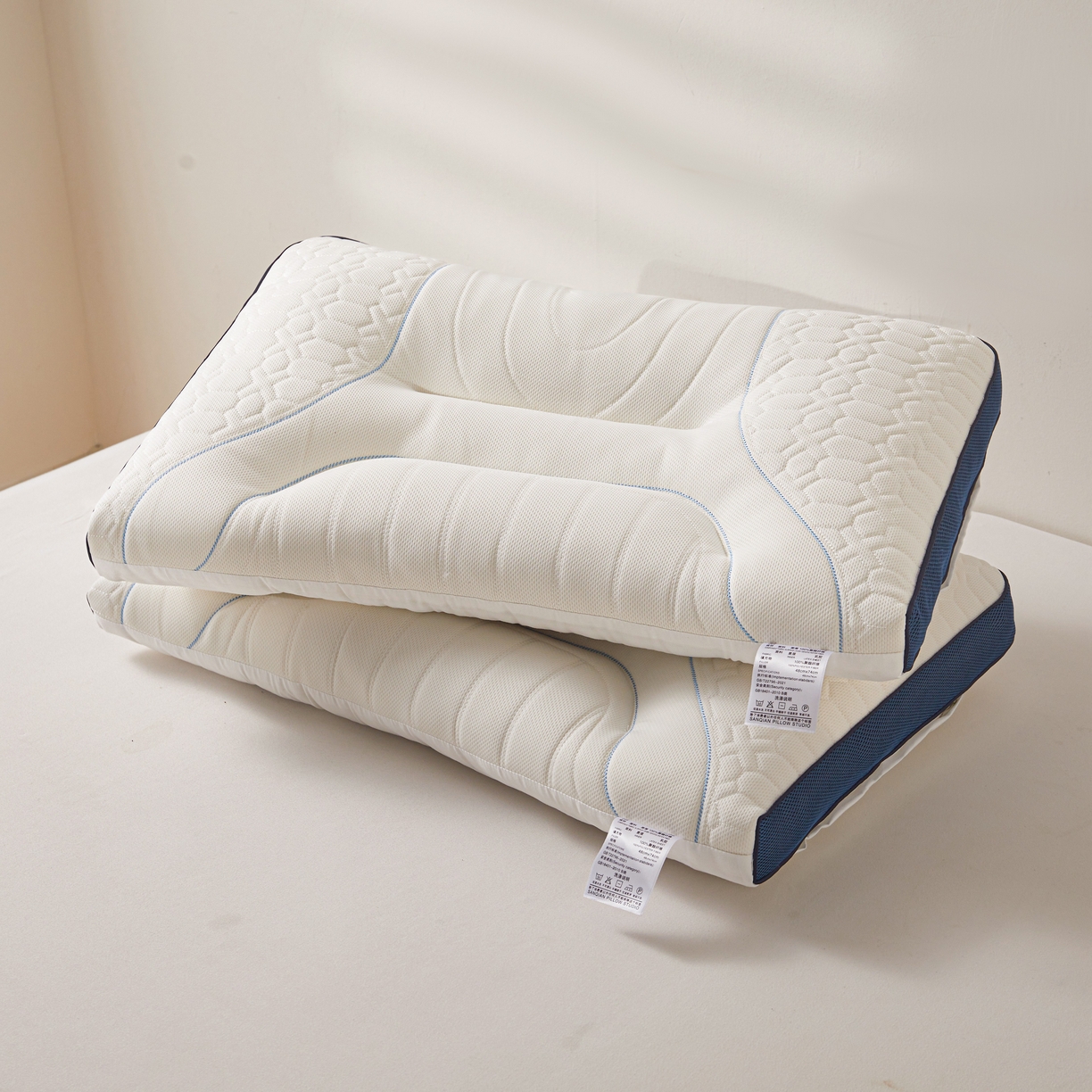 91家纺网 家纺一手货源 找家纺 （总）小桃姐家纺 2025新款乳胶8分区蓝边枕立体分区枕芯透气乳胶枕头枕芯