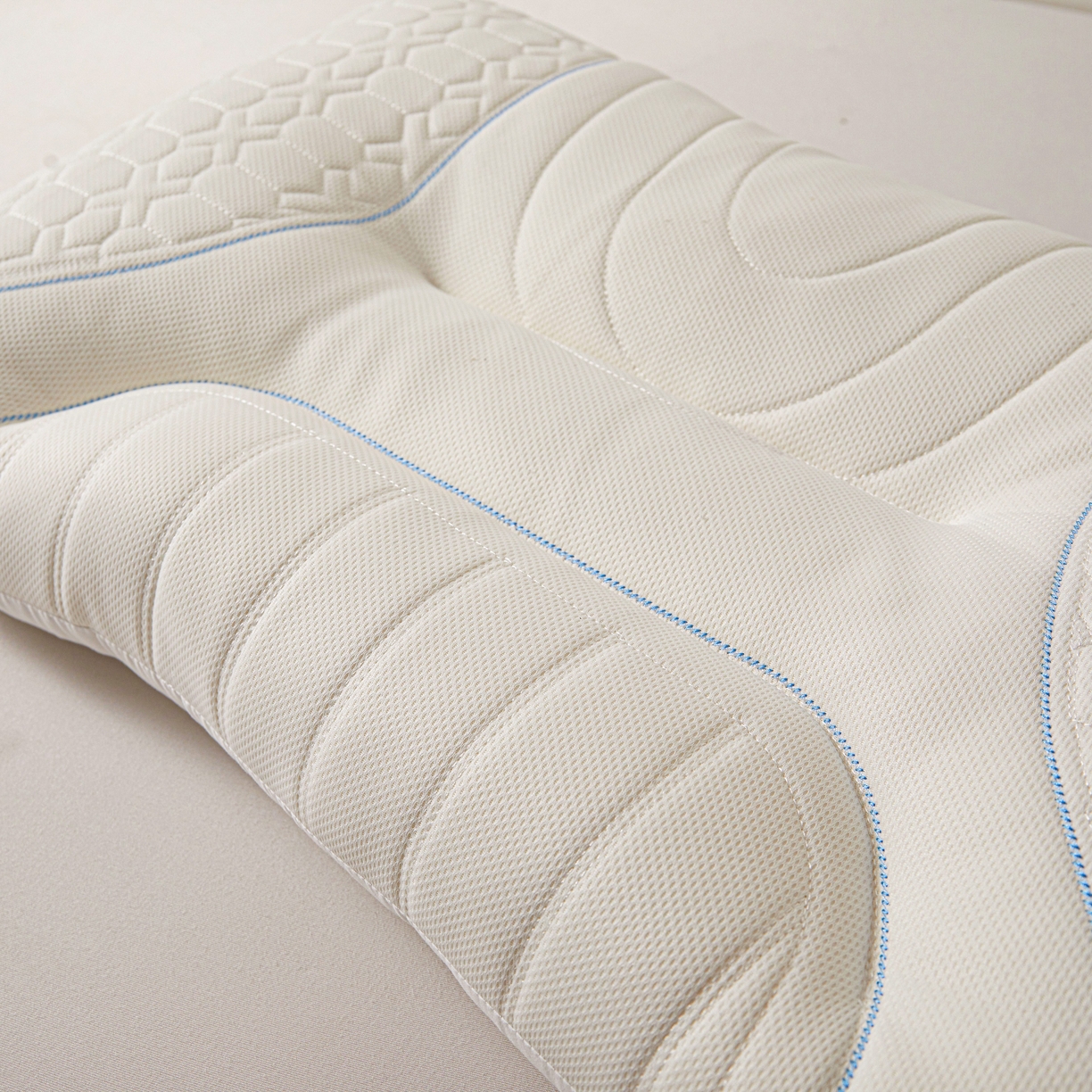 91家纺网 家纺一手货源 找家纺 （总）小桃姐家纺 2025新款乳胶8分区蓝边枕立体分区枕芯透气乳胶枕头枕芯