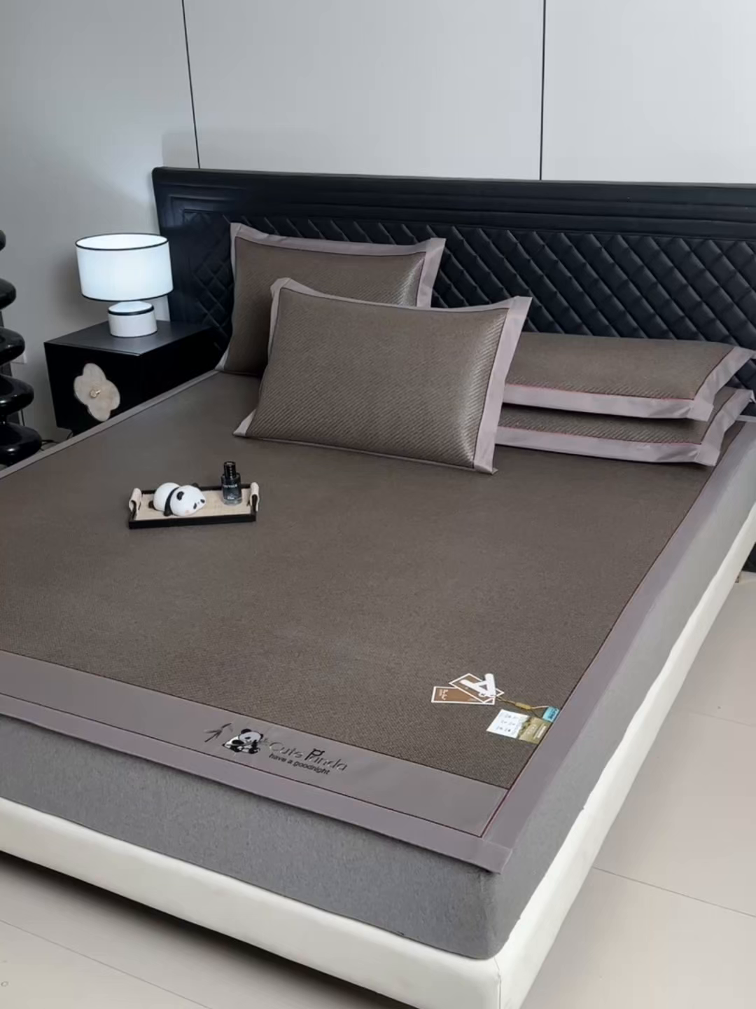 91家纺网 家纺一手货源 找家纺 小牛席业 2026新款3D刺绣印尼藤-熊猫刺绣款（10斤加厚） 咖啡