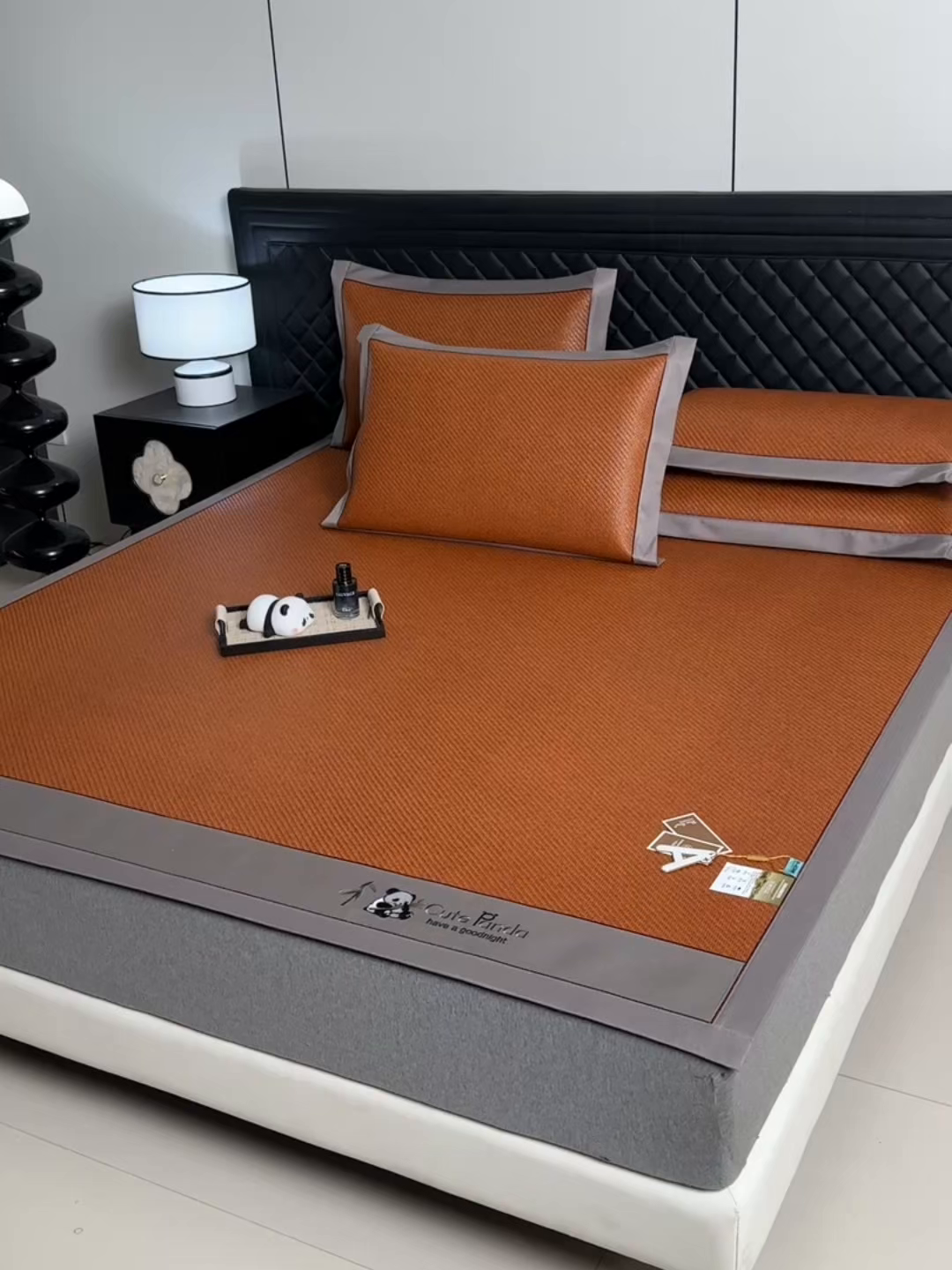 91家纺网 家纺一手货源 找家纺 （总）小牛席业 2026新款3D刺绣印尼藤-熊猫刺绣款（10斤加厚）