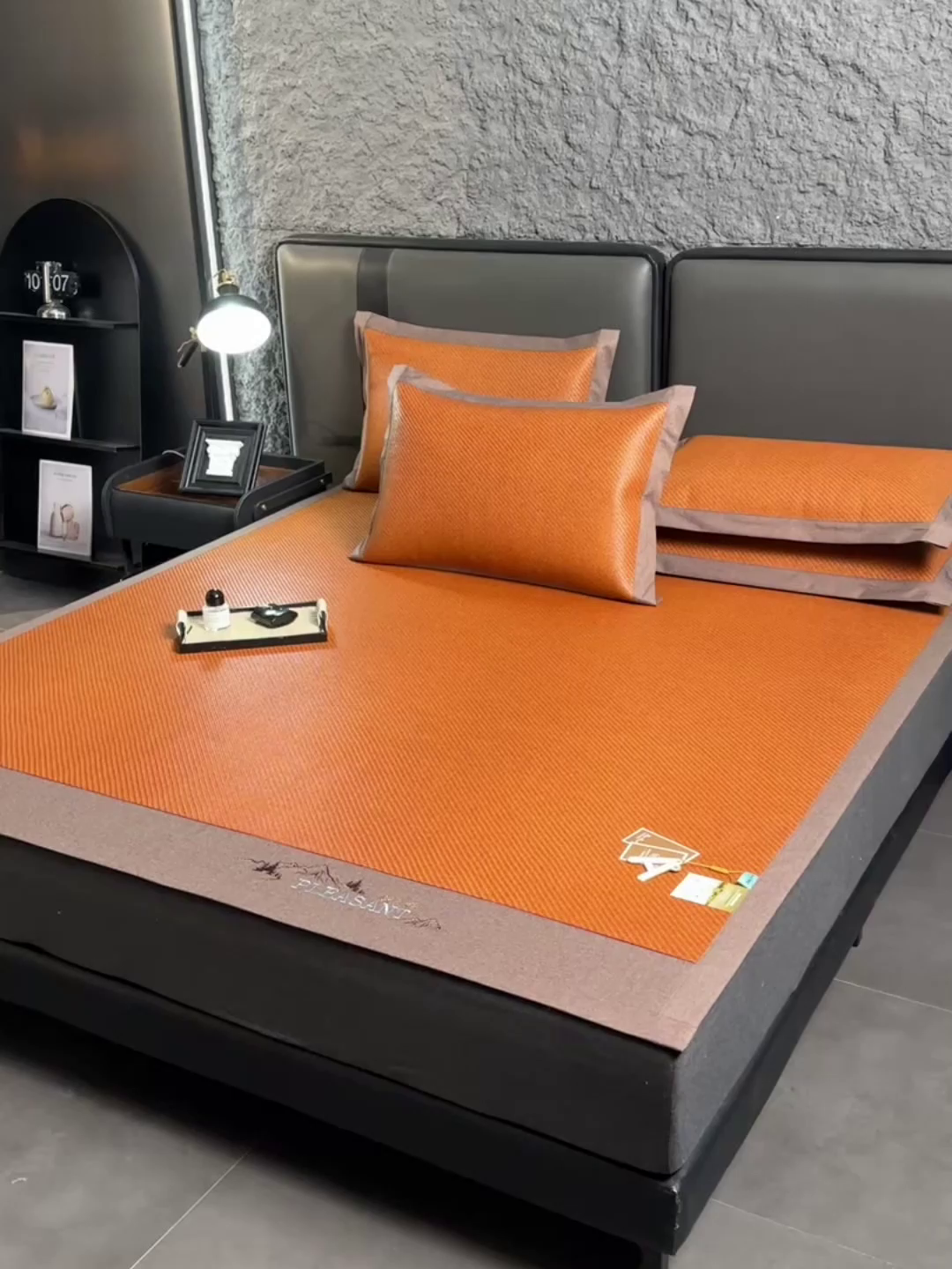 91家纺网 家纺一手货源 找家纺 小牛席业 2026新款3D刺绣印尼藤系列-雪山刺绣款【加厚10斤重】 红棕