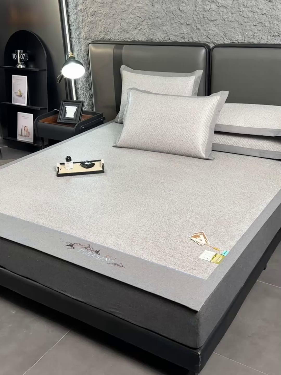 91家纺网 家纺一手货源 找家纺 小牛席业 2026新款3D刺绣印尼藤系列-雪山刺绣款【加厚10斤重】 灰色