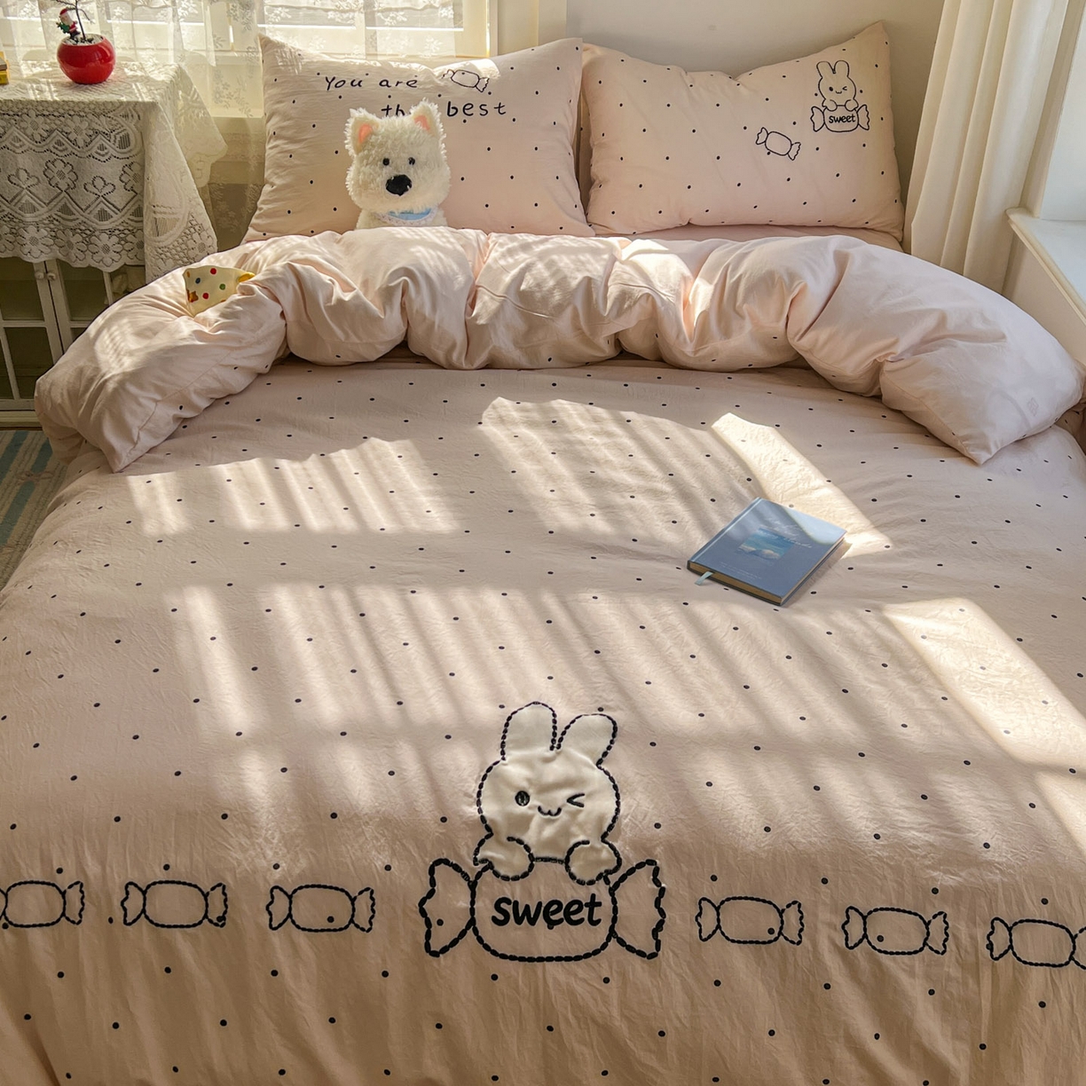 91家纺网 家纺一手货源 找家纺 贝凯瑞 2026新款仿棉木棉水洗棉绣花ins小清新床裙床单款四件套-糖果兔系列 糖果兔-糯米玉