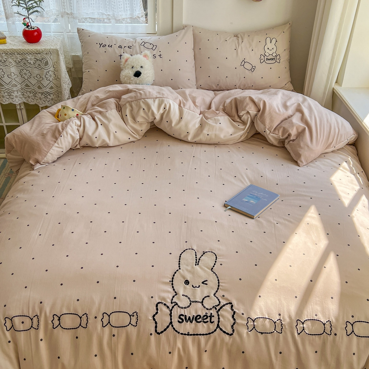 91家纺网 家纺一手货源 找家纺 贝凯瑞 2026新款仿棉木棉水洗棉绣花ins小清新床裙床单款四件套-糖果兔系列 糖果兔-奶杏色