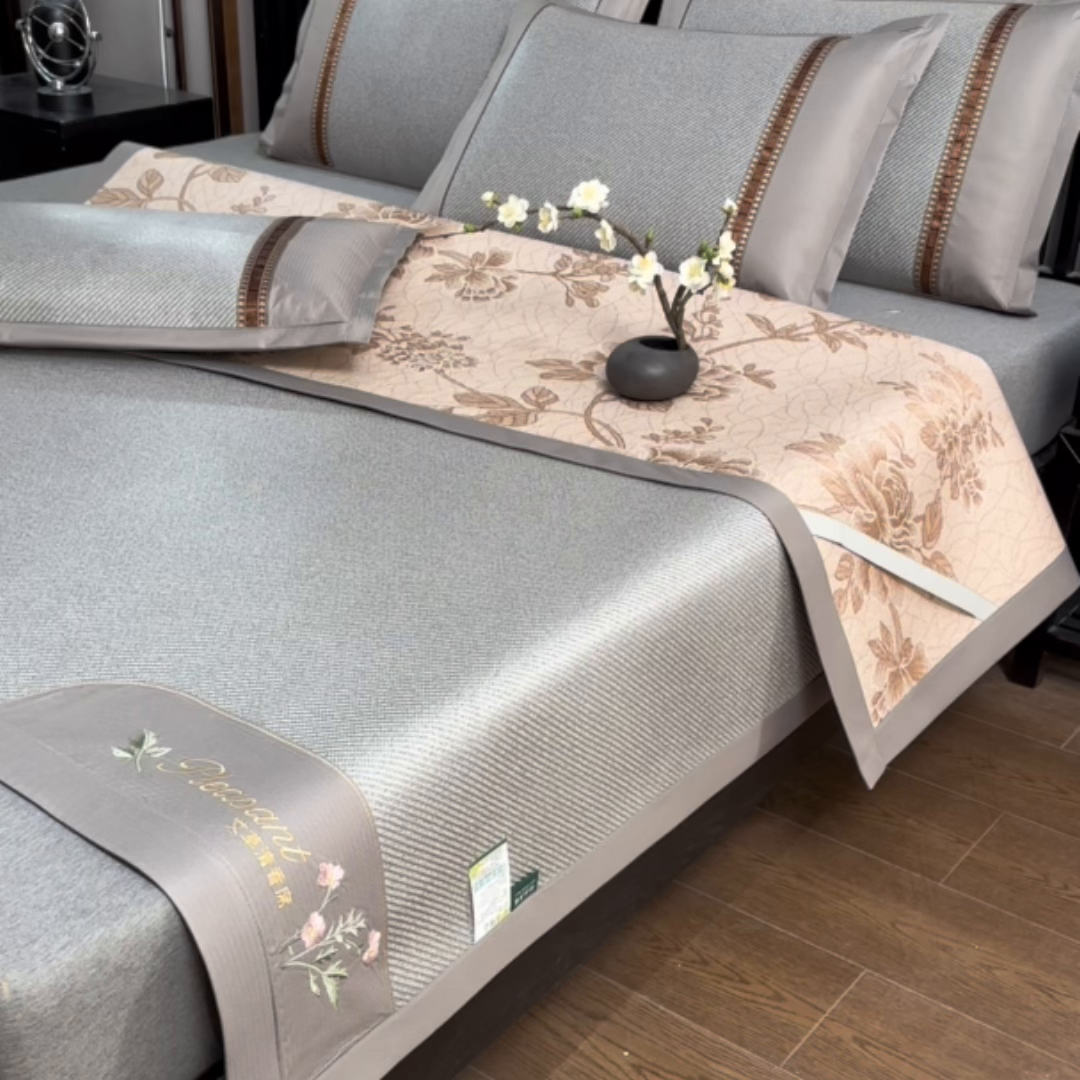 91家纺网 家纺一手货源 找家纺 小牛席业 2026新款艾草清香冰藤-双面席系列（新风格） 艾草清香冰藤席-银灰