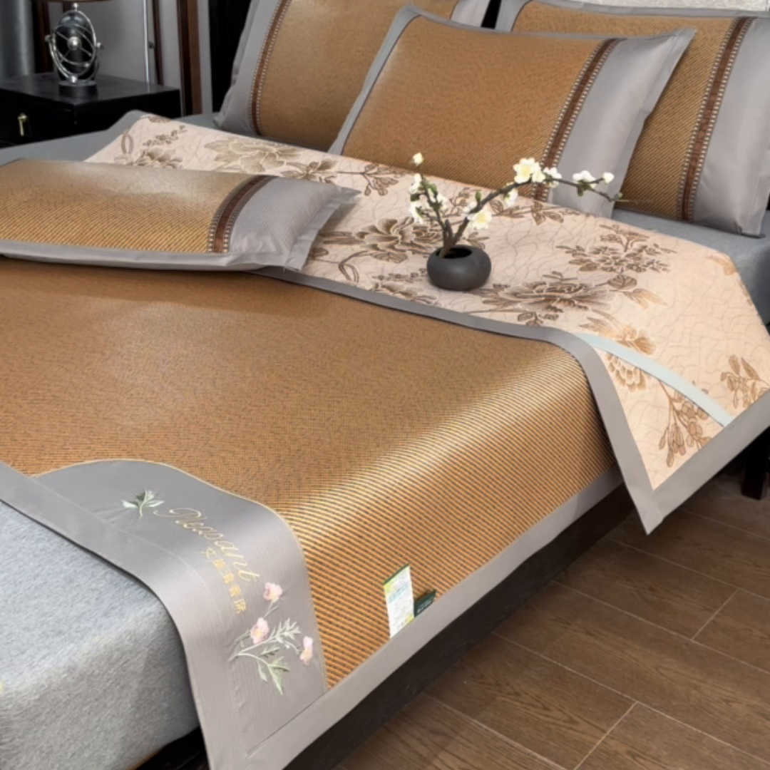 91家纺网 家纺一手货源 找家纺 小牛席业 2026新款艾草清香冰藤-双面席系列（新风格） 艾草清香冰藤席-深咖