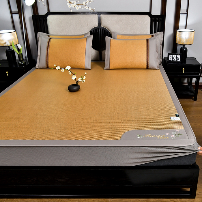 91家纺网 家纺一手货源 找家纺 小牛席业 2026新款艾草清香冰藤-双面席系列（床笠款） 艾草清香冰藤席系列（床笠款）-深咖