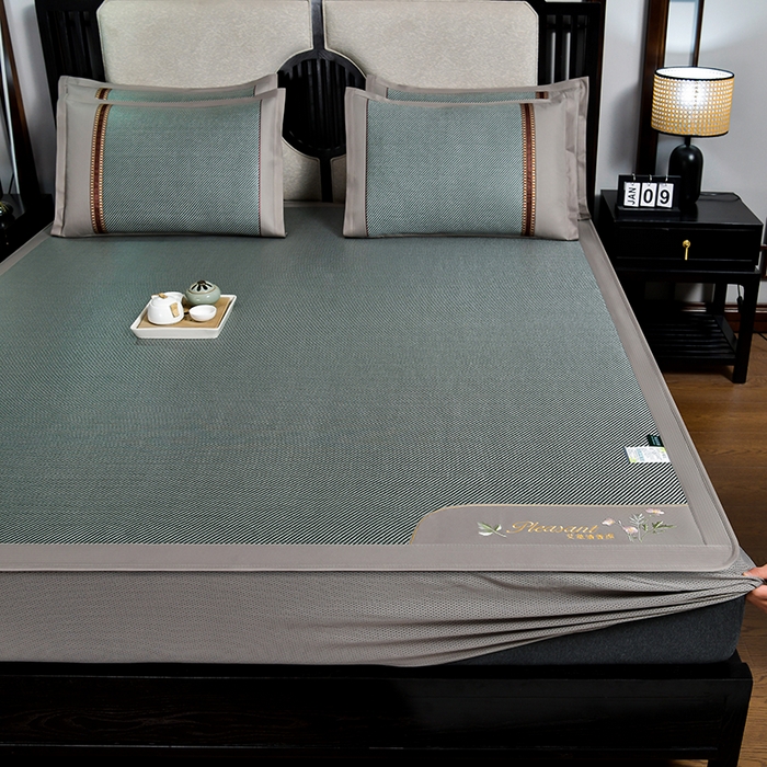 91家纺网 家纺一手货源 找家纺 小牛席业 2026新款艾草清香冰藤-双面席系列（床笠款） 艾草清香冰藤席系列（床笠款）-墨绿