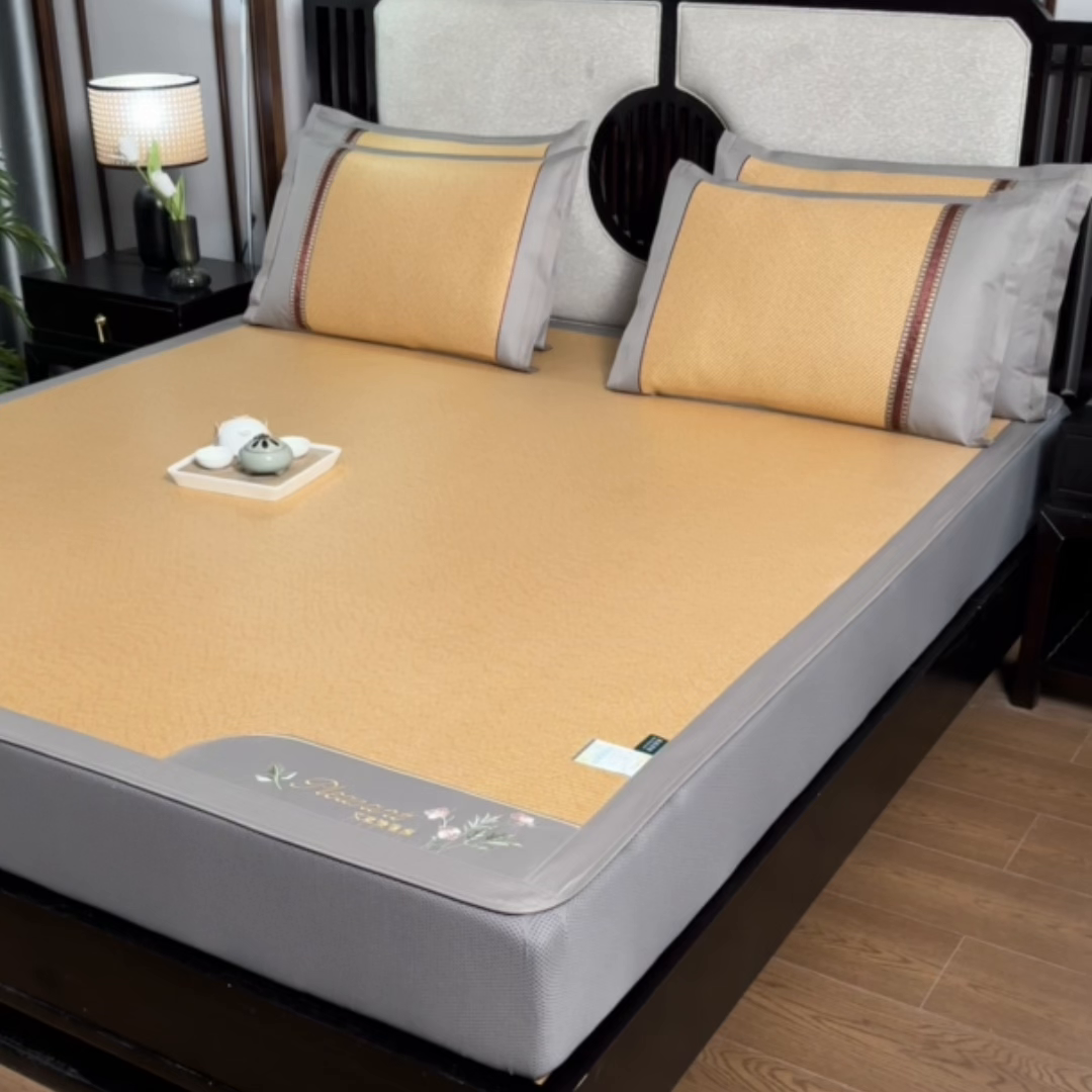 91家纺网 家纺一手货源 找家纺 小牛席业 2026新款艾草清香冰藤-双面席系列（床笠款） 艾草清香冰藤席系列（床笠款）-浅咖