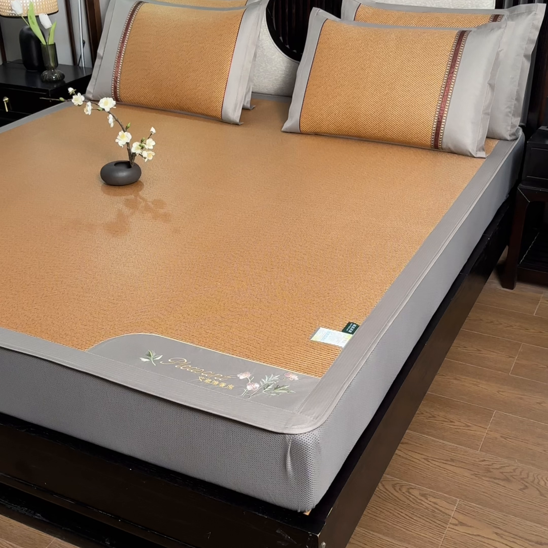 91家纺网 家纺一手货源 找家纺 小牛席业 2026新款艾草清香冰藤-双面席系列（床笠款） 艾草清香冰藤席系列（床笠款）-深咖