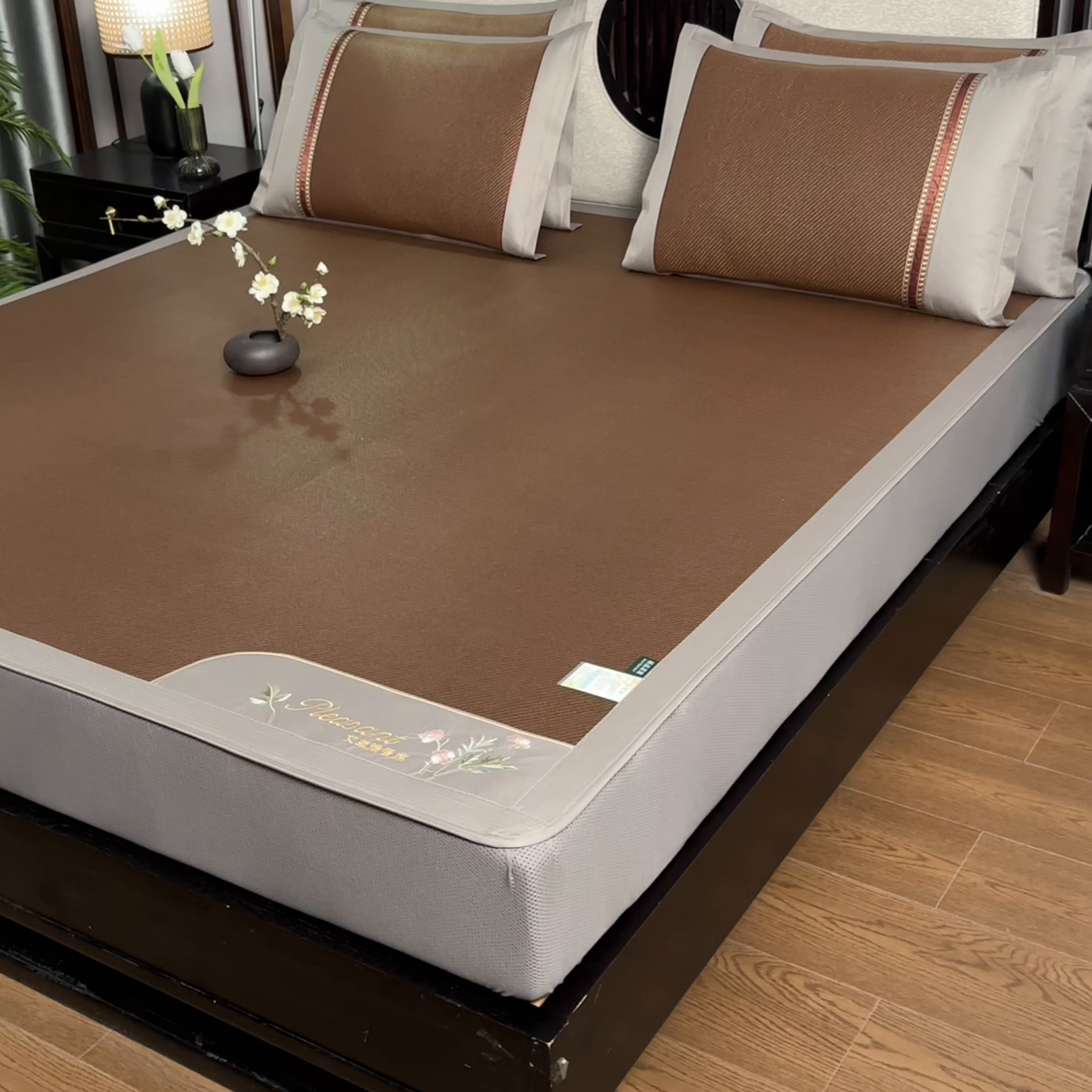 91家纺网 家纺一手货源 找家纺 小牛席业 2026新款艾草清香冰藤-双面席系列（床笠款） 艾草清香冰藤席系列（床笠款）-黑咖