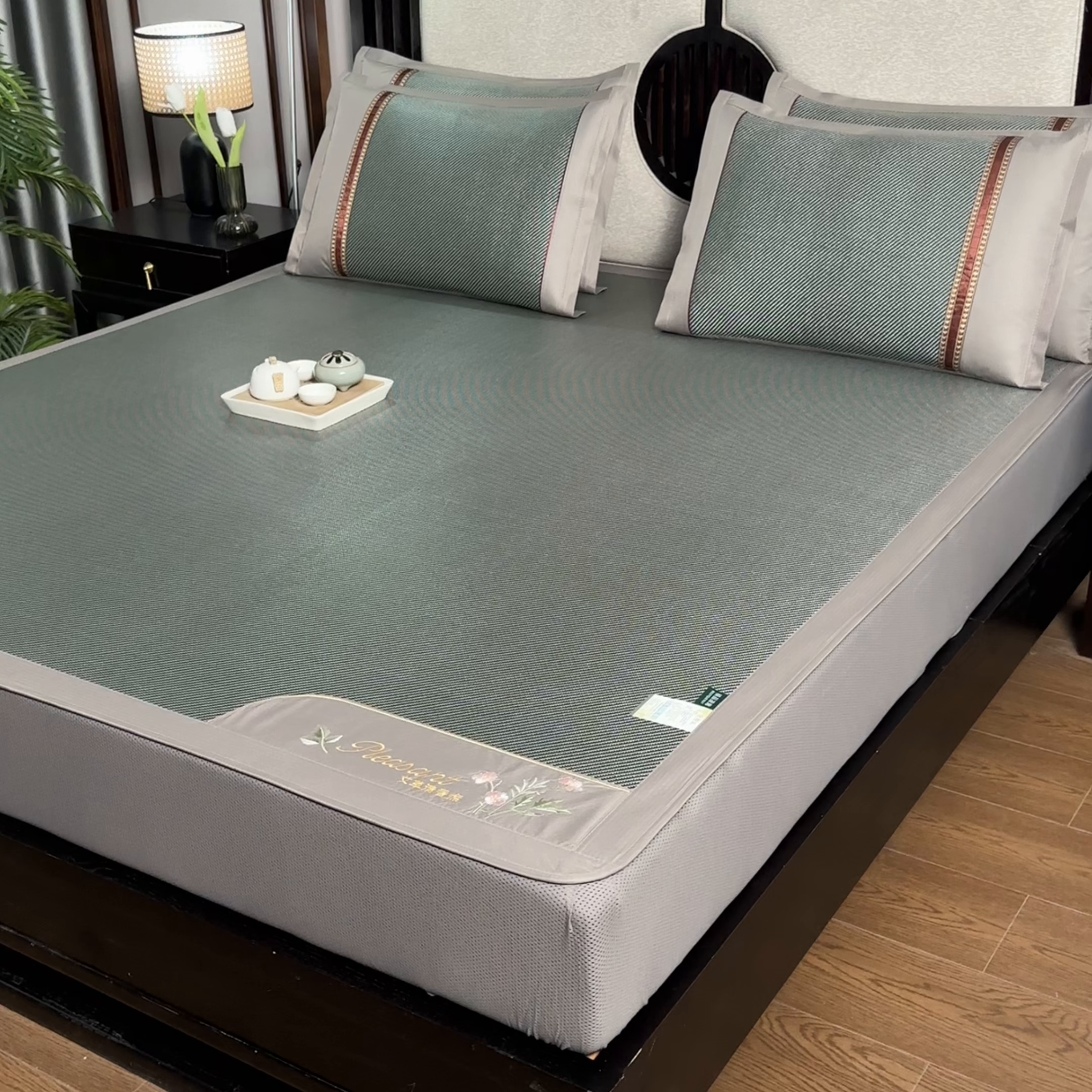 91家纺网 家纺一手货源 找家纺 小牛席业 2026新款艾草清香冰藤-双面席系列（床笠款） 艾草清香冰藤席系列（床笠款）-墨绿