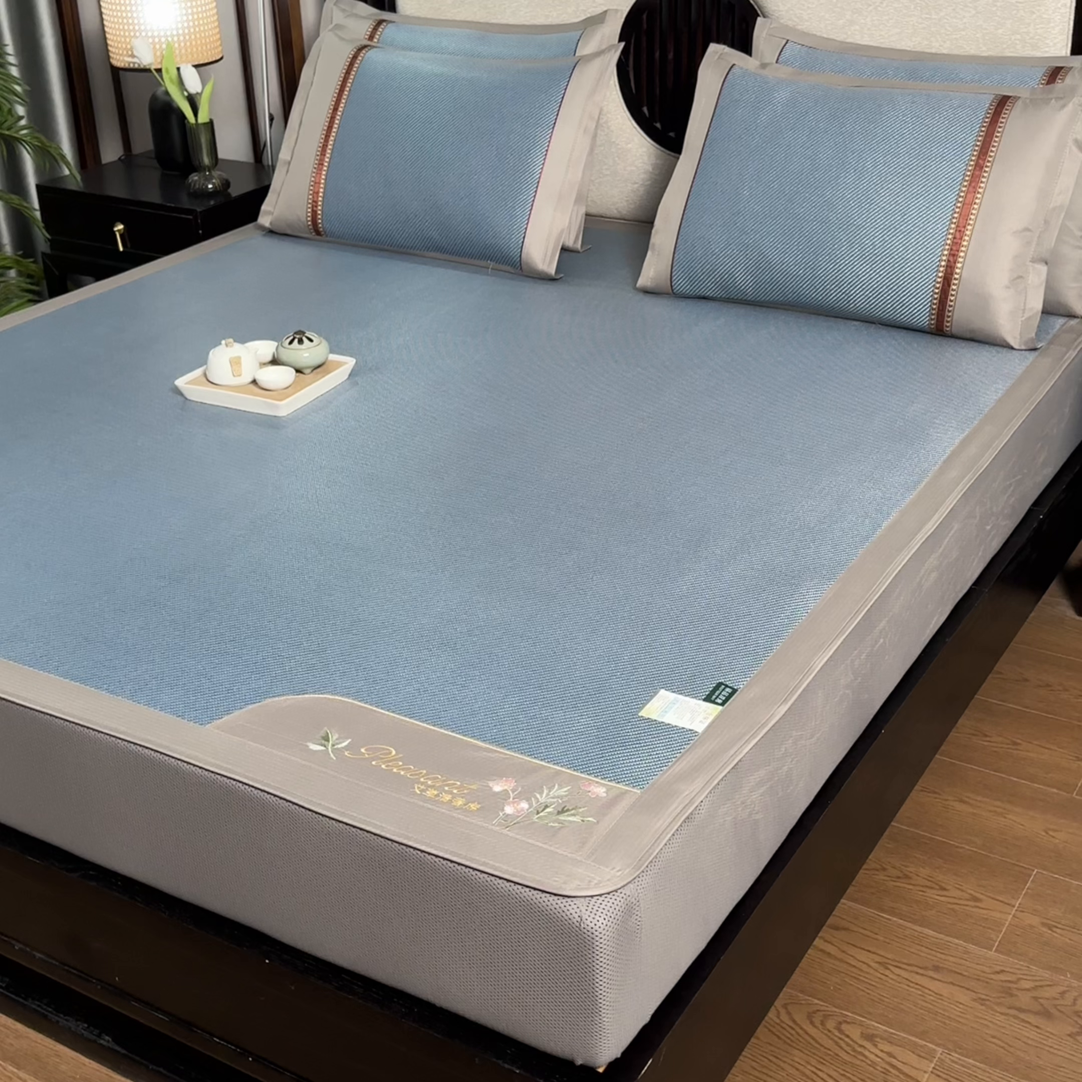 91家纺网 家纺一手货源 找家纺 小牛席业 2026新款艾草清香冰藤-双面席系列（床笠款） 艾草清香冰藤席系列（床笠款）-海蓝
