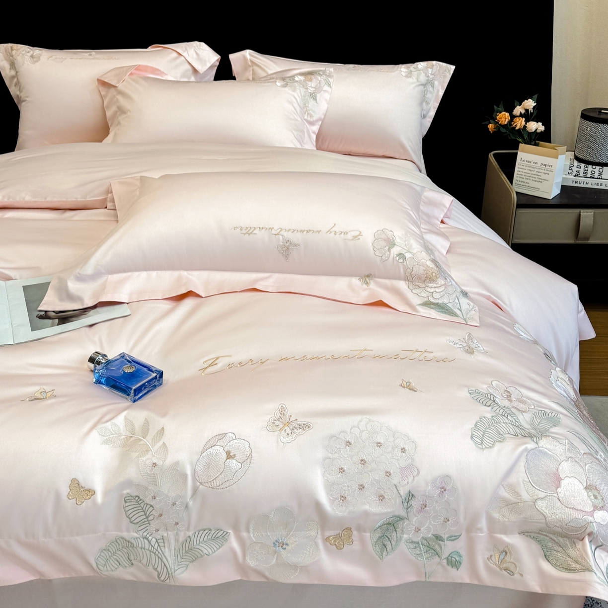 91家纺网 家纺一手货源 找家纺 星蕴家纺 2026新款贡缎50长绒棉绣花四件套-玛格丽 浪漫粉