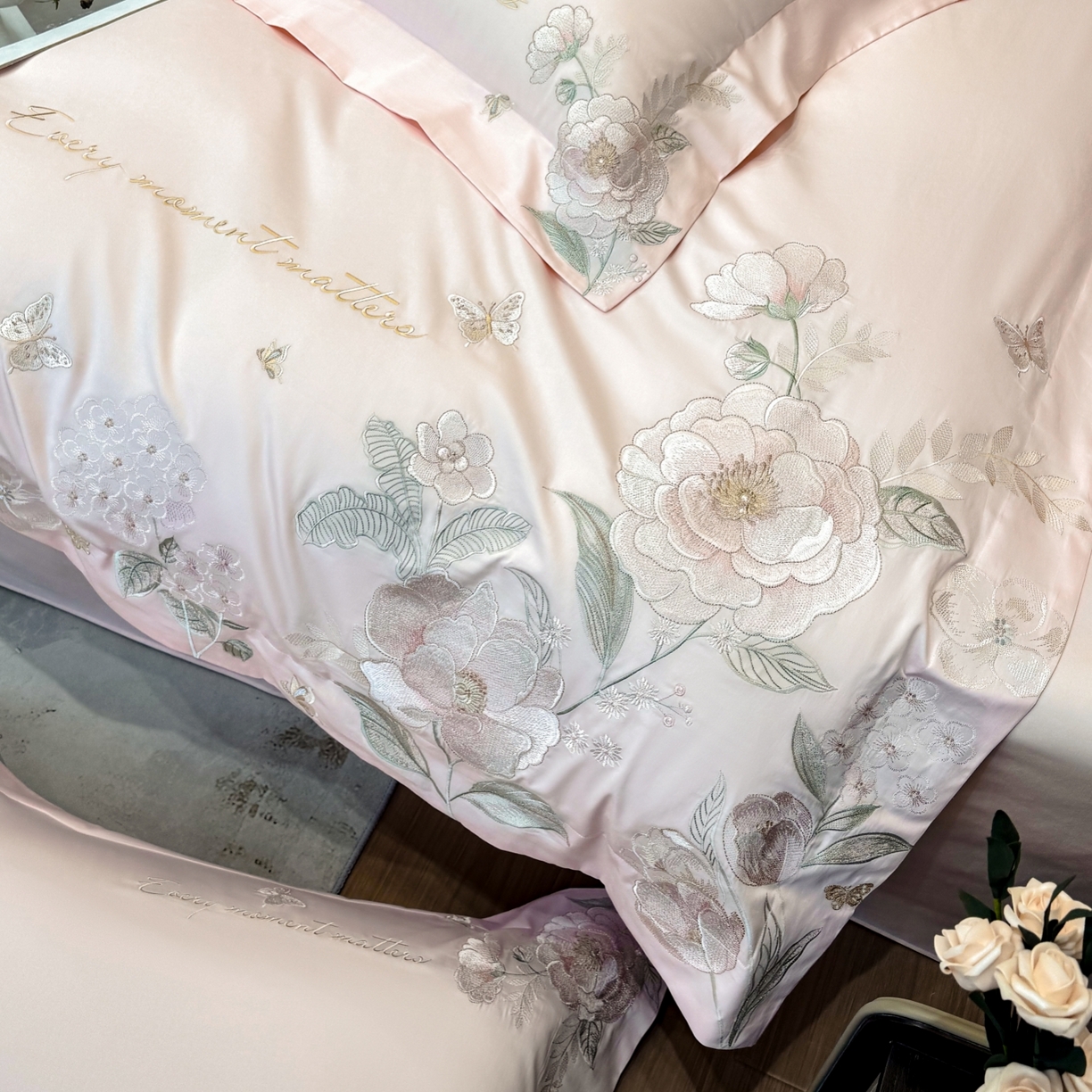 91家纺网 家纺一手货源 找家纺 星蕴家纺 2026新款贡缎50长绒棉绣花四件套-玛格丽 浪漫粉