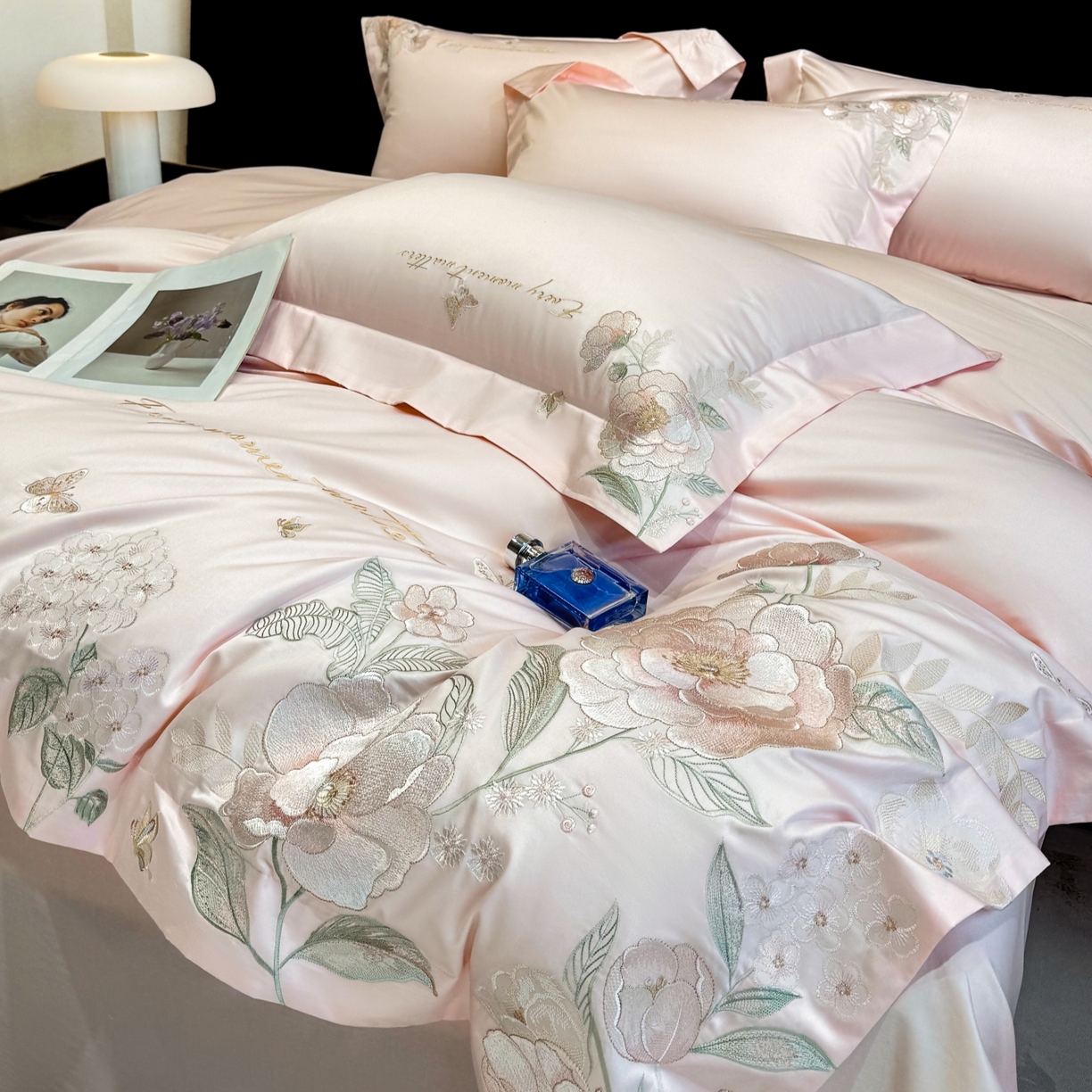91家纺网 家纺一手货源 找家纺 星蕴家纺 2026新款贡缎50长绒棉绣花四件套-玛格丽 浪漫粉
