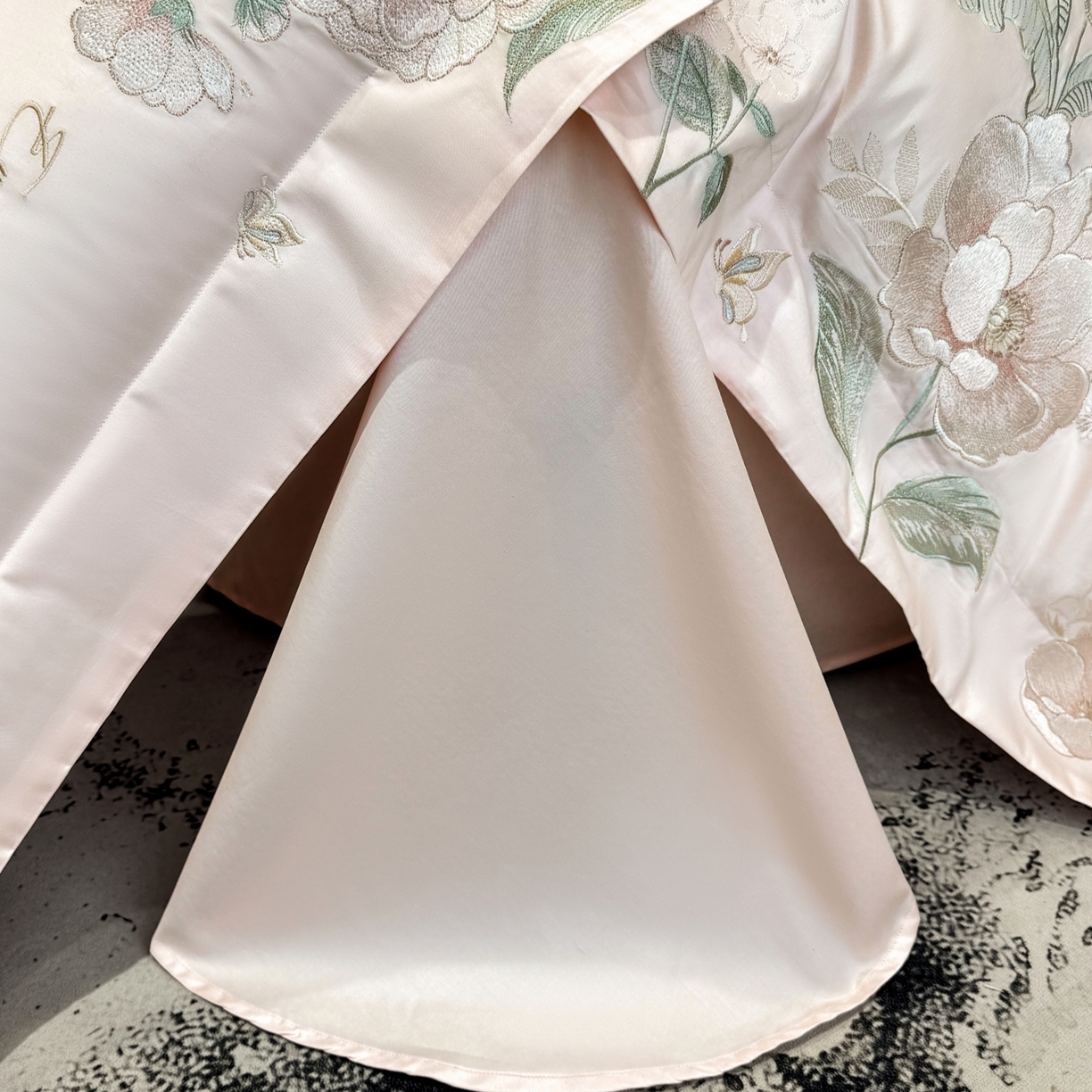 91家纺网 家纺一手货源 找家纺 星蕴家纺 2026新款贡缎50长绒棉绣花四件套-玛格丽 浪漫粉