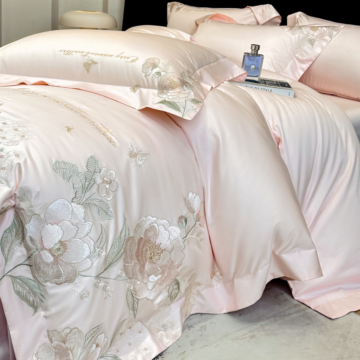 91家纺网 家纺一手货源 找家纺 星蕴家纺 2026新款贡缎50长绒棉绣花四件套-玛格丽 浪漫粉