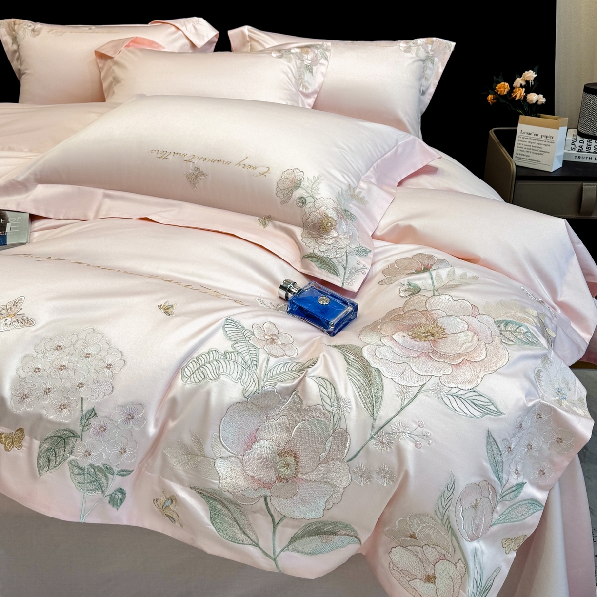 91家纺网 家纺一手货源 找家纺 星蕴家纺 2026新款贡缎50长绒棉绣花四件套-玛格丽 浪漫粉