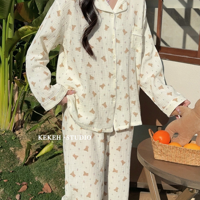 91家纺网 家纺一手货源 找家纺 妍景家居生活馆 2026新款翻领绉绉纱套装 玫瑰小熊