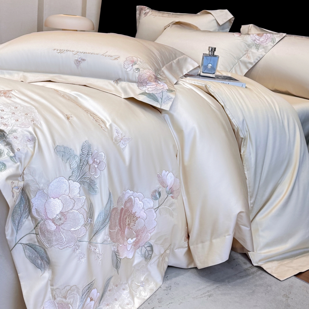 91家纺网 家纺一手货源 找家纺 星蕴家纺 2026新款贡缎50长绒棉绣花四件套-玛格丽 奶昔白