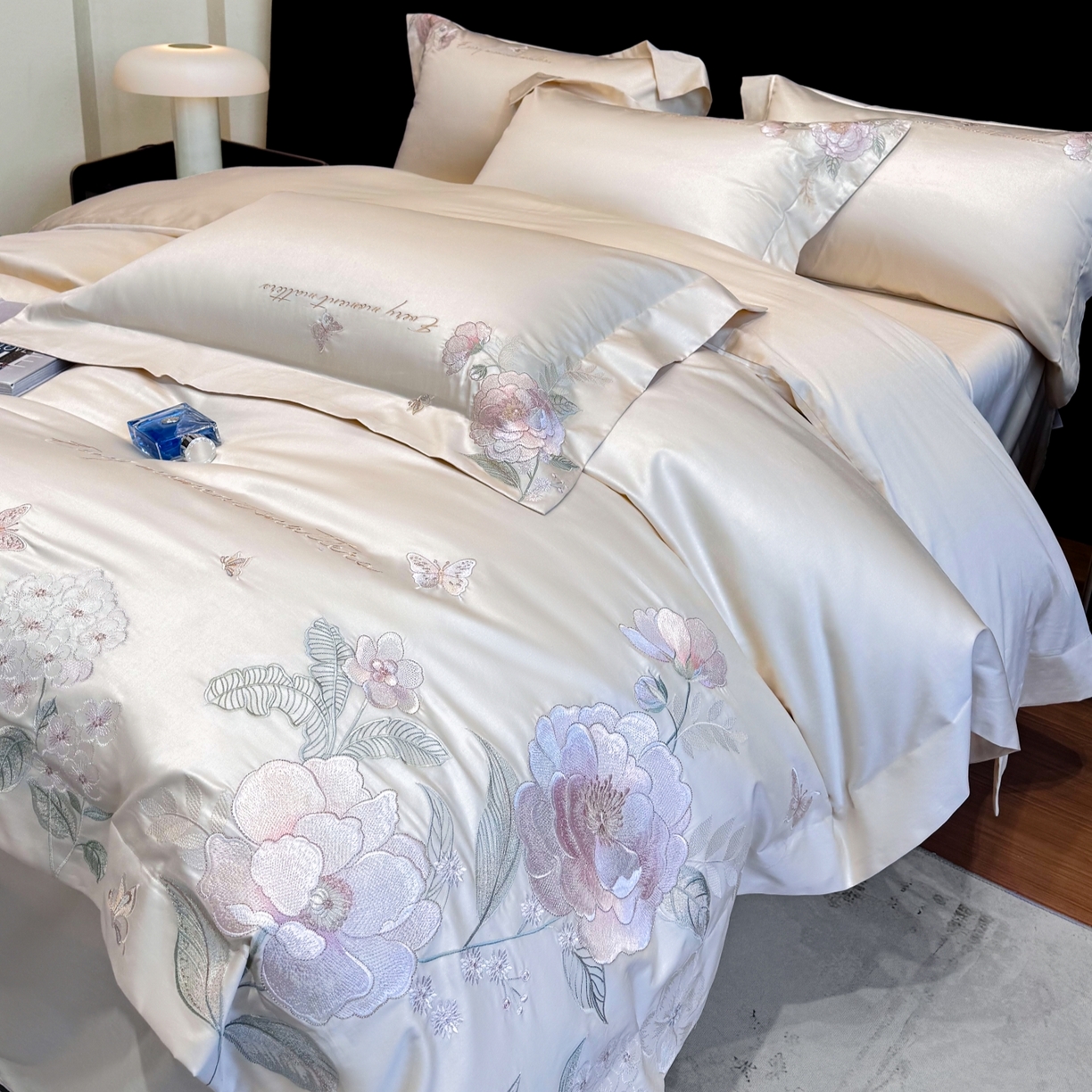 91家纺网 家纺一手货源 找家纺 星蕴家纺 2026新款贡缎50长绒棉绣花四件套-玛格丽 奶昔白