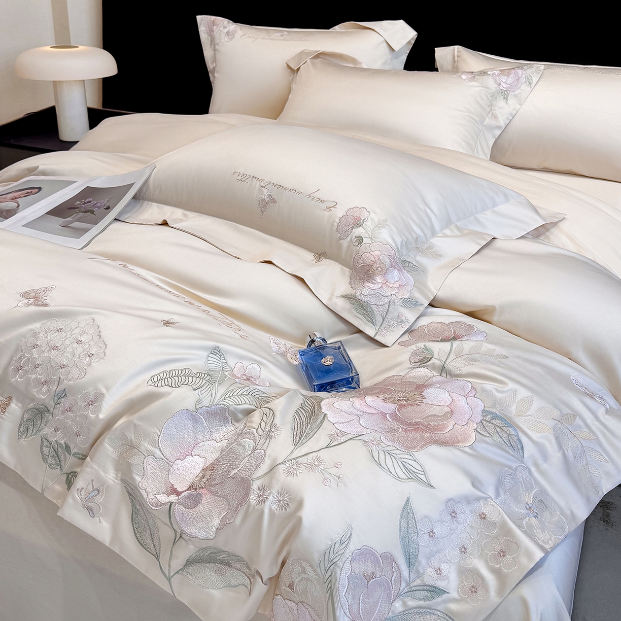 91家纺网 家纺一手货源 找家纺 星蕴家纺 2026新款贡缎50长绒棉绣花四件套-玛格丽 奶昔白