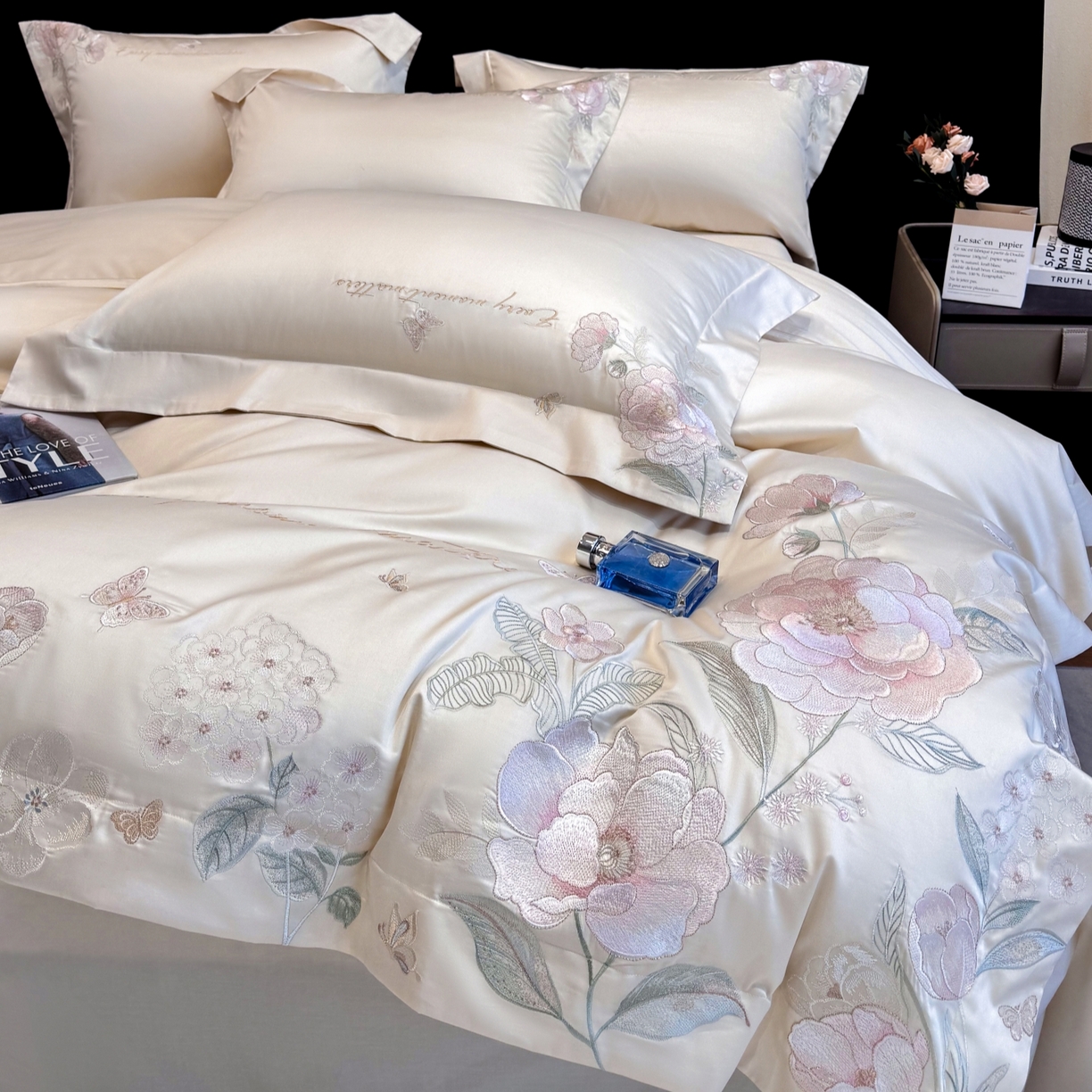 91家纺网 家纺一手货源 找家纺 星蕴家纺 2026新款贡缎50长绒棉绣花四件套-玛格丽 奶昔白