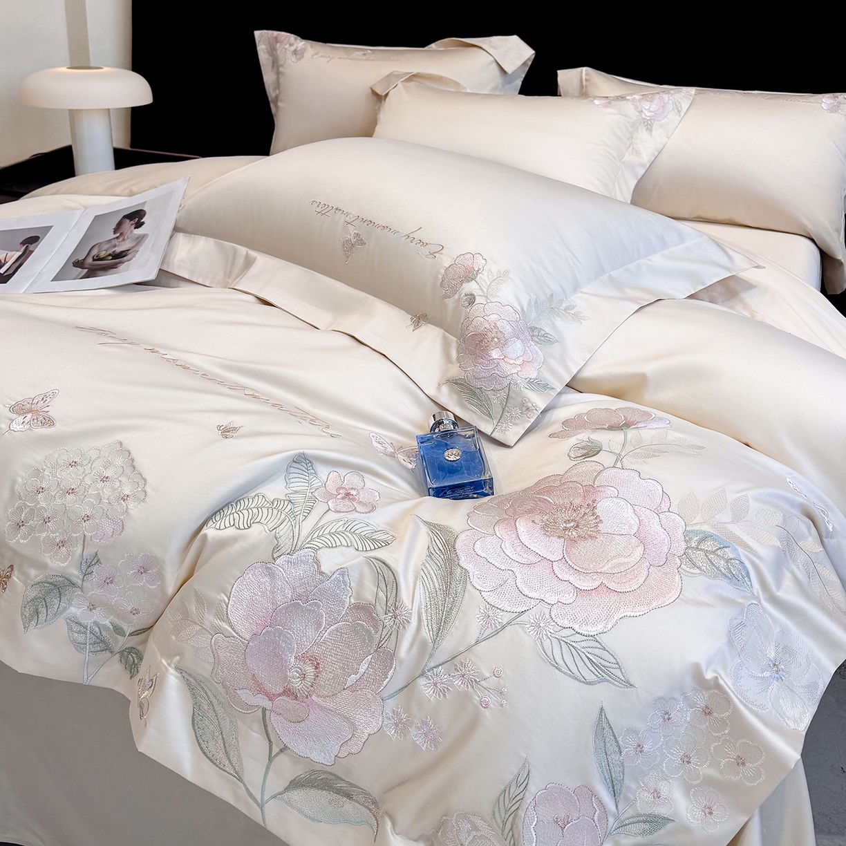 91家纺网 家纺一手货源 找家纺 星蕴家纺 2026新款贡缎50长绒棉绣花四件套-玛格丽 奶昔白