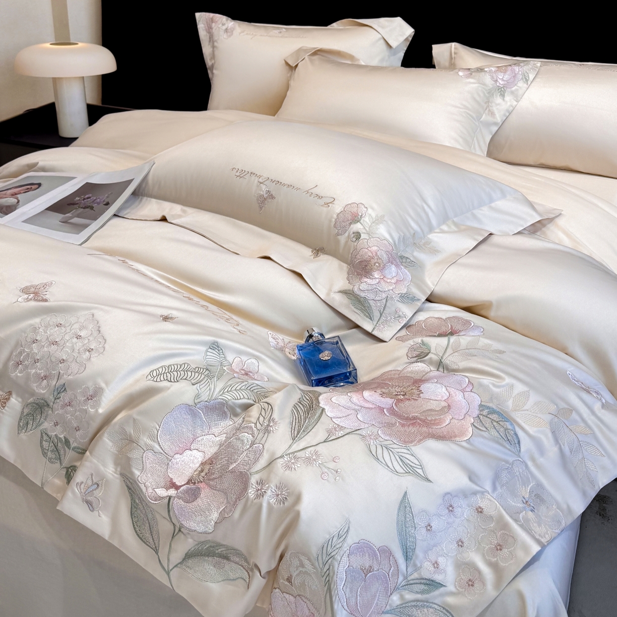 91家纺网 家纺一手货源 找家纺 星蕴家纺 2026新款贡缎50长绒棉绣花四件套-玛格丽 奶昔白