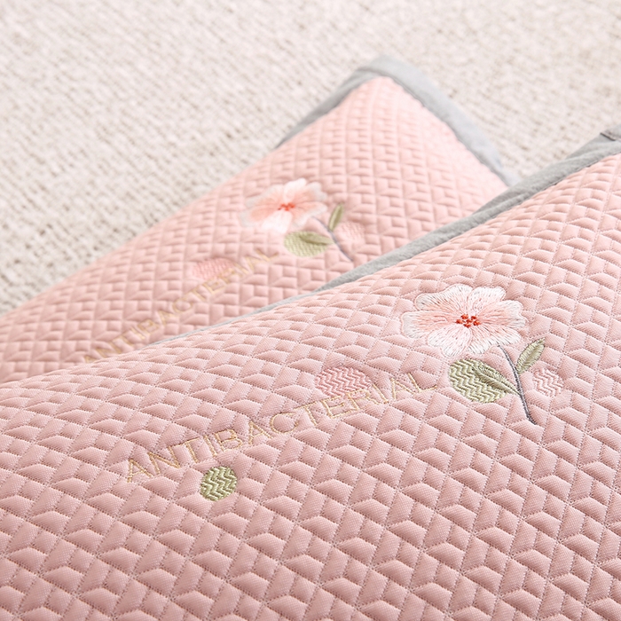 91家纺网 家纺一手货源 找家纺 小牛席业 2026新款鲜花刺绣冷感豆豆枕套单枕套枕套单件 粉色