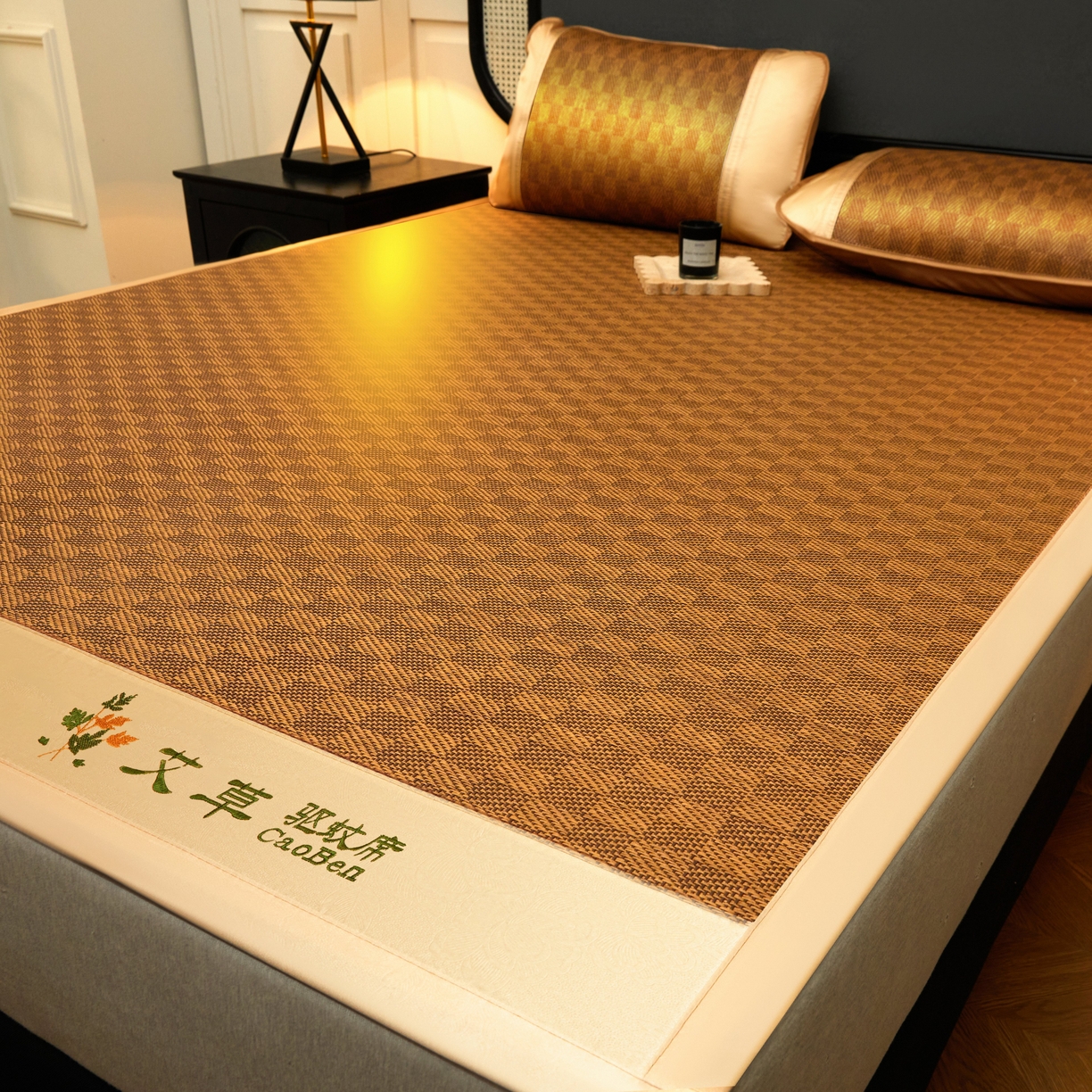 91家纺网 家纺一手货源 找家纺 小桃姐家纺 2025新款舒适艾草刺绣藤席养身席单面席中国风凉席席子 艾草刺绣-经典格