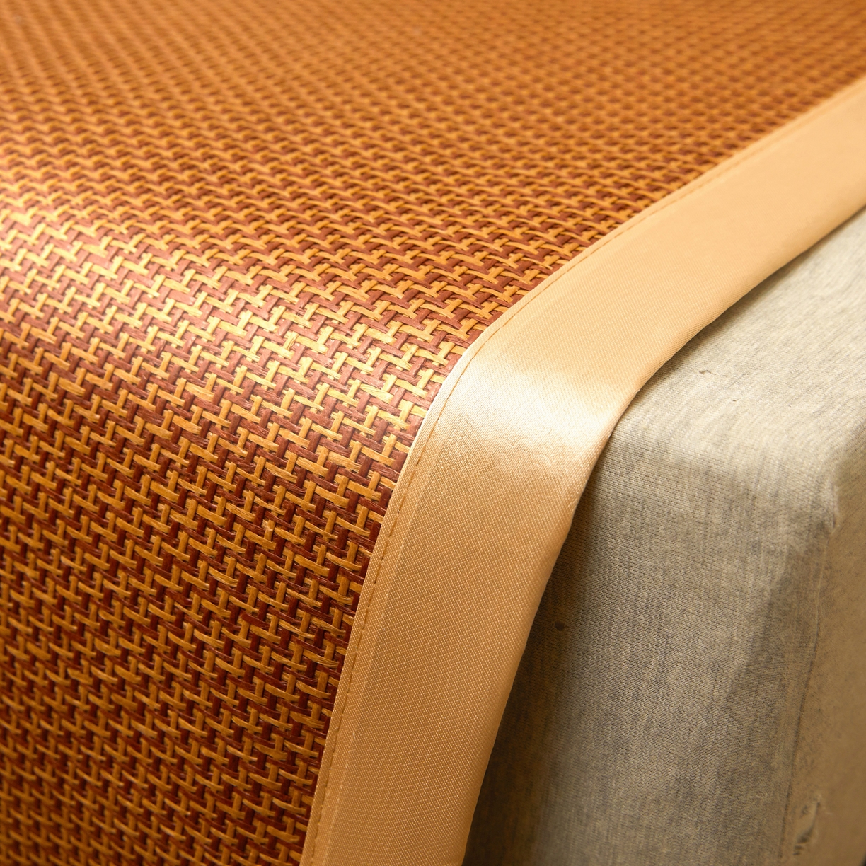 91家纺网 家纺一手货源 找家纺 小桃姐家纺 2025新款舒适艾草刺绣藤席养身席单面席中国风凉席席子 艾草刺绣-步步高