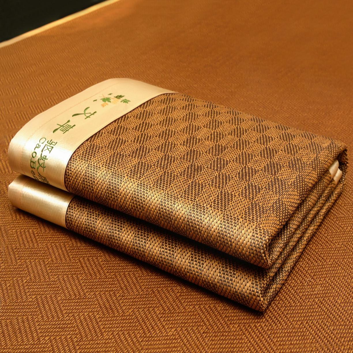 91家纺网 家纺一手货源 找家纺 小桃姐家纺 2025新款舒适艾草刺绣藤席养身席单面席中国风凉席席子 艾草刺绣-经典格