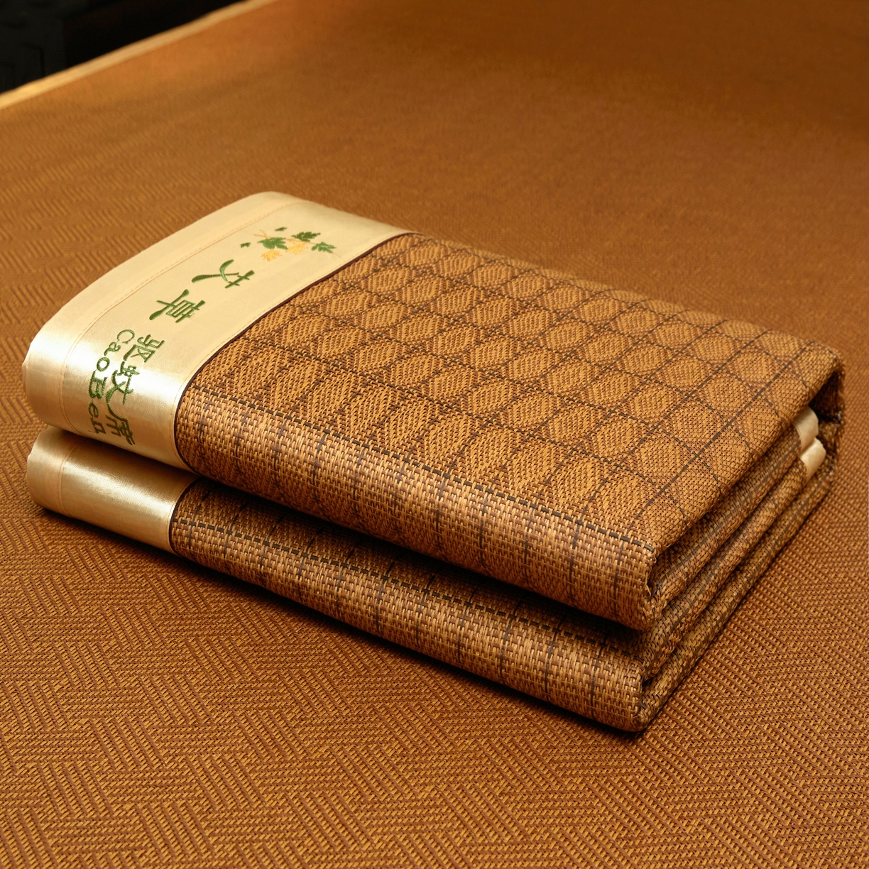 91家纺网 家纺一手货源 找家纺 小桃姐家纺 2025新款舒适艾草刺绣藤席养身席单面席中国风凉席席子 艾草刺绣-罗马格